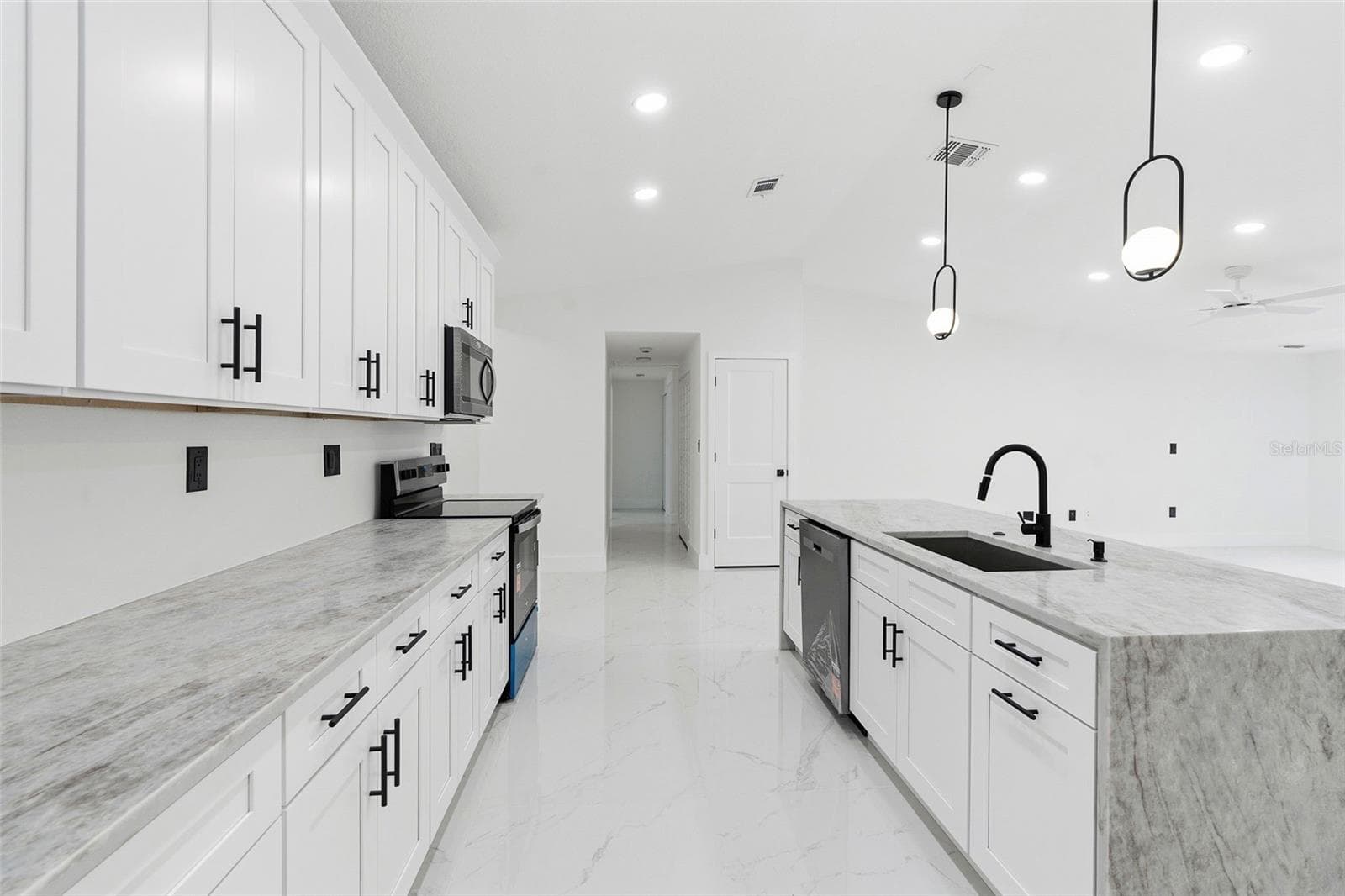Single Family Residence at 5308 BLACK PINE DR, TAMPA, photo 17 of 39