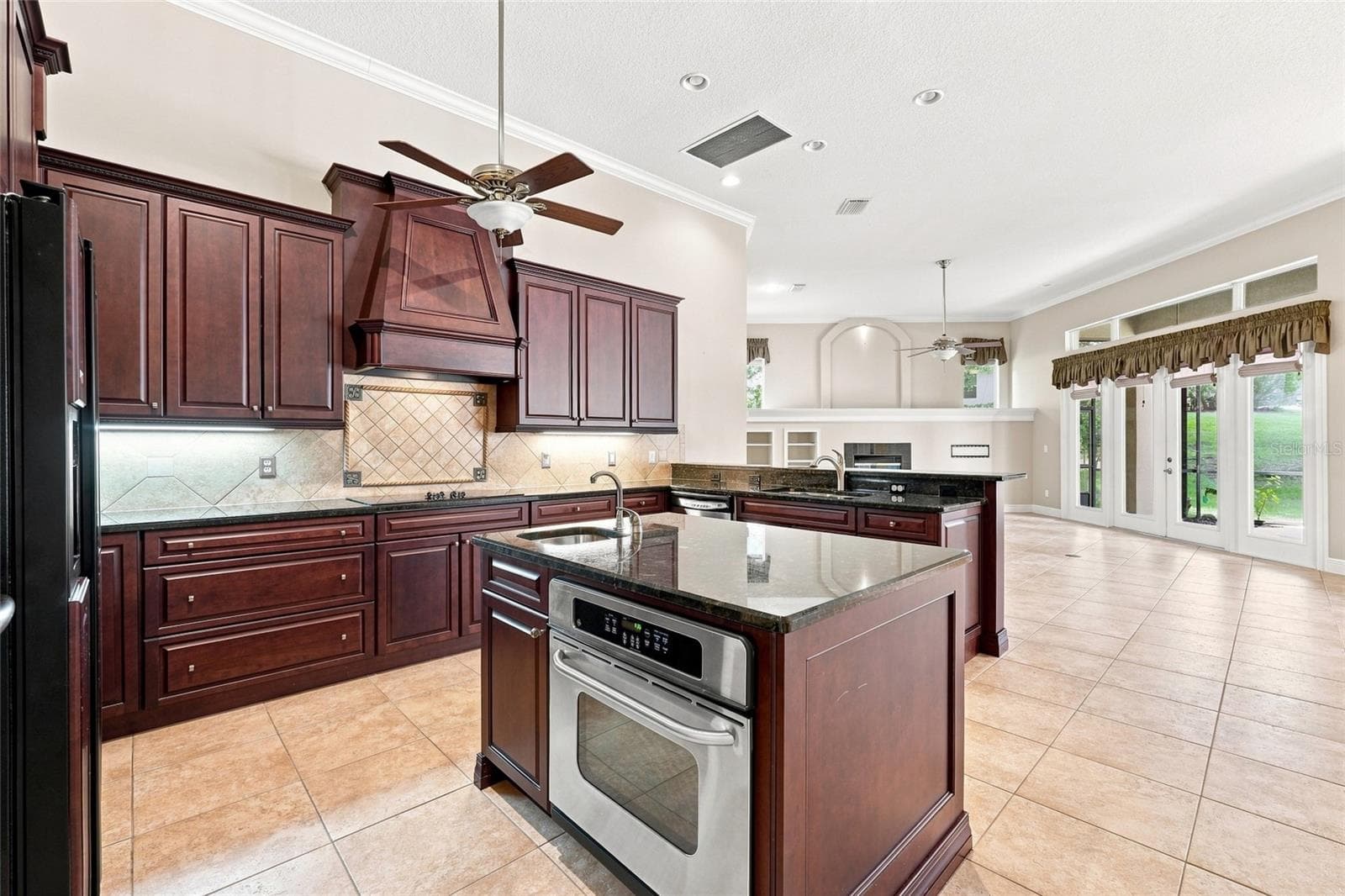 Kitchen Center Island with full oven and prep sink - 17535 COBBLESTONE LN, CLERMONT