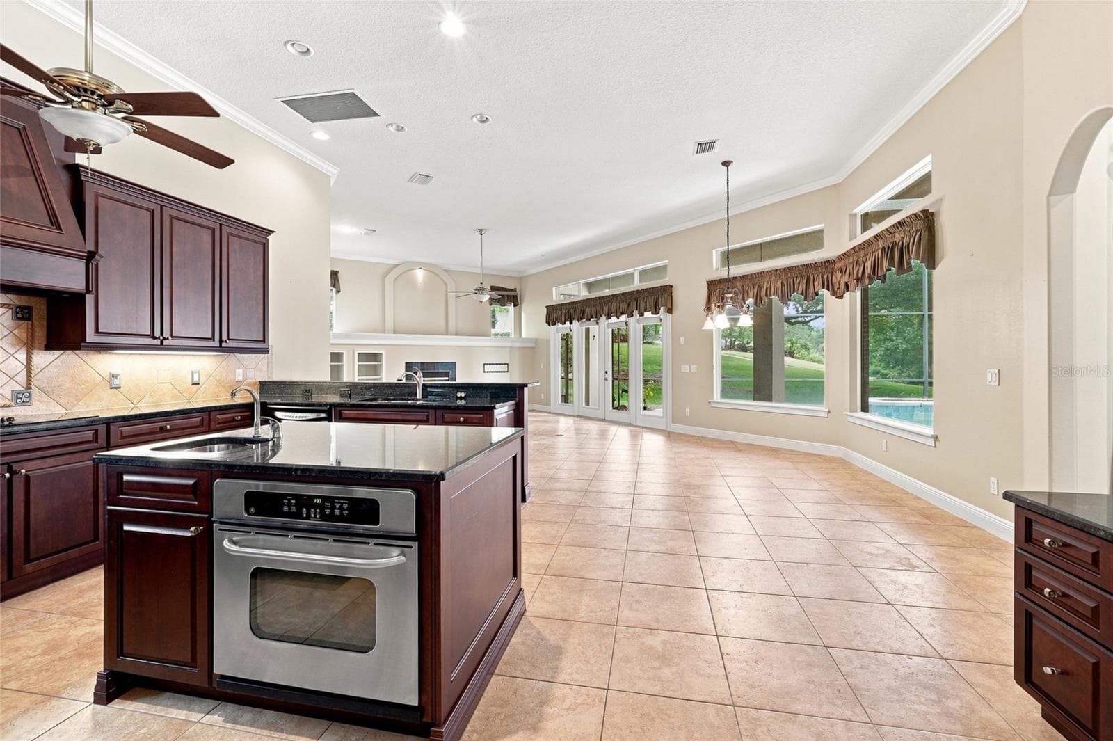 Kitchen with view of Family Room - 17535 COBBLESTONE LN, CLERMONT