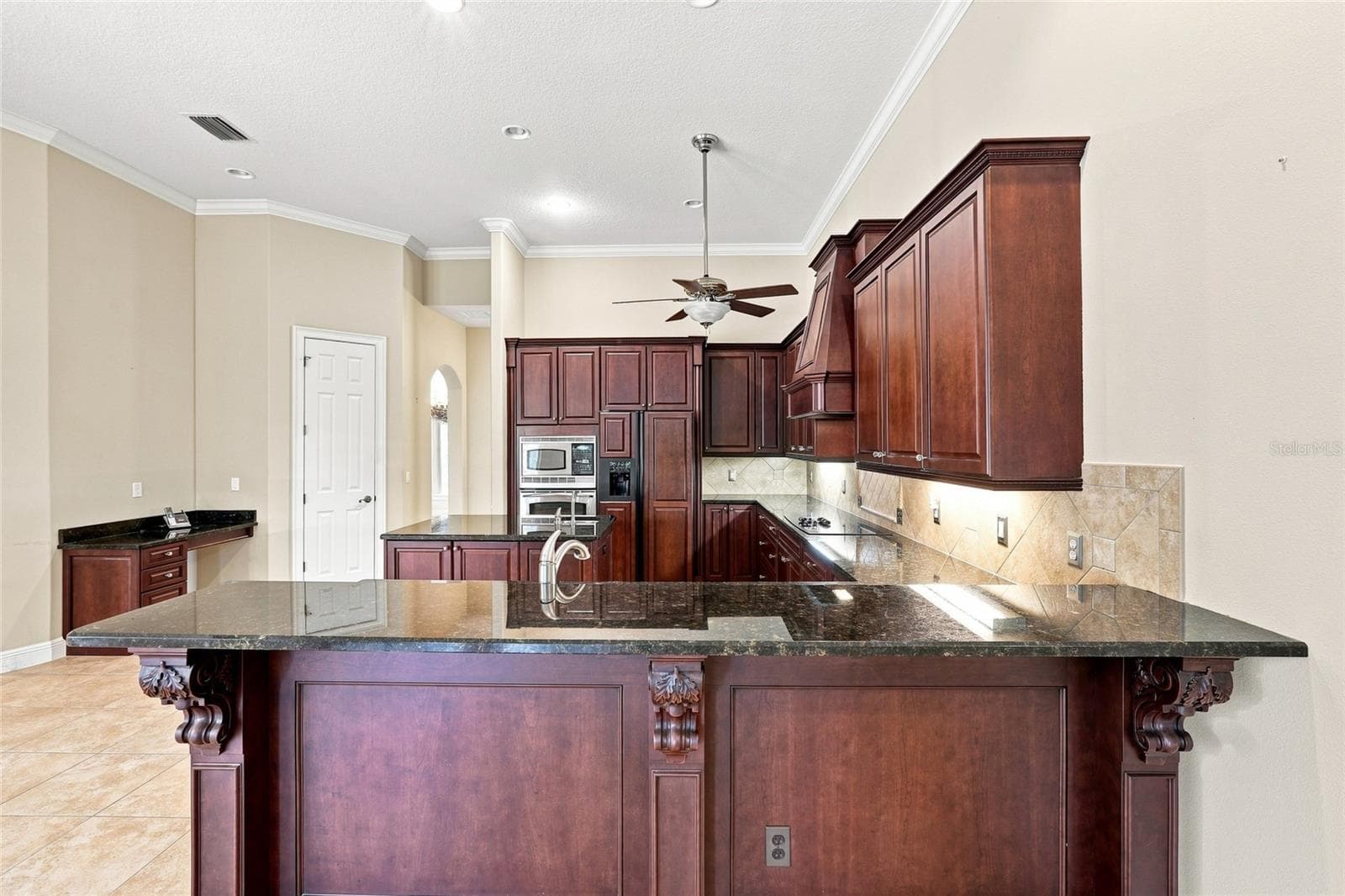 Kitchen Breakfast Bar - 17535 COBBLESTONE LN, CLERMONT