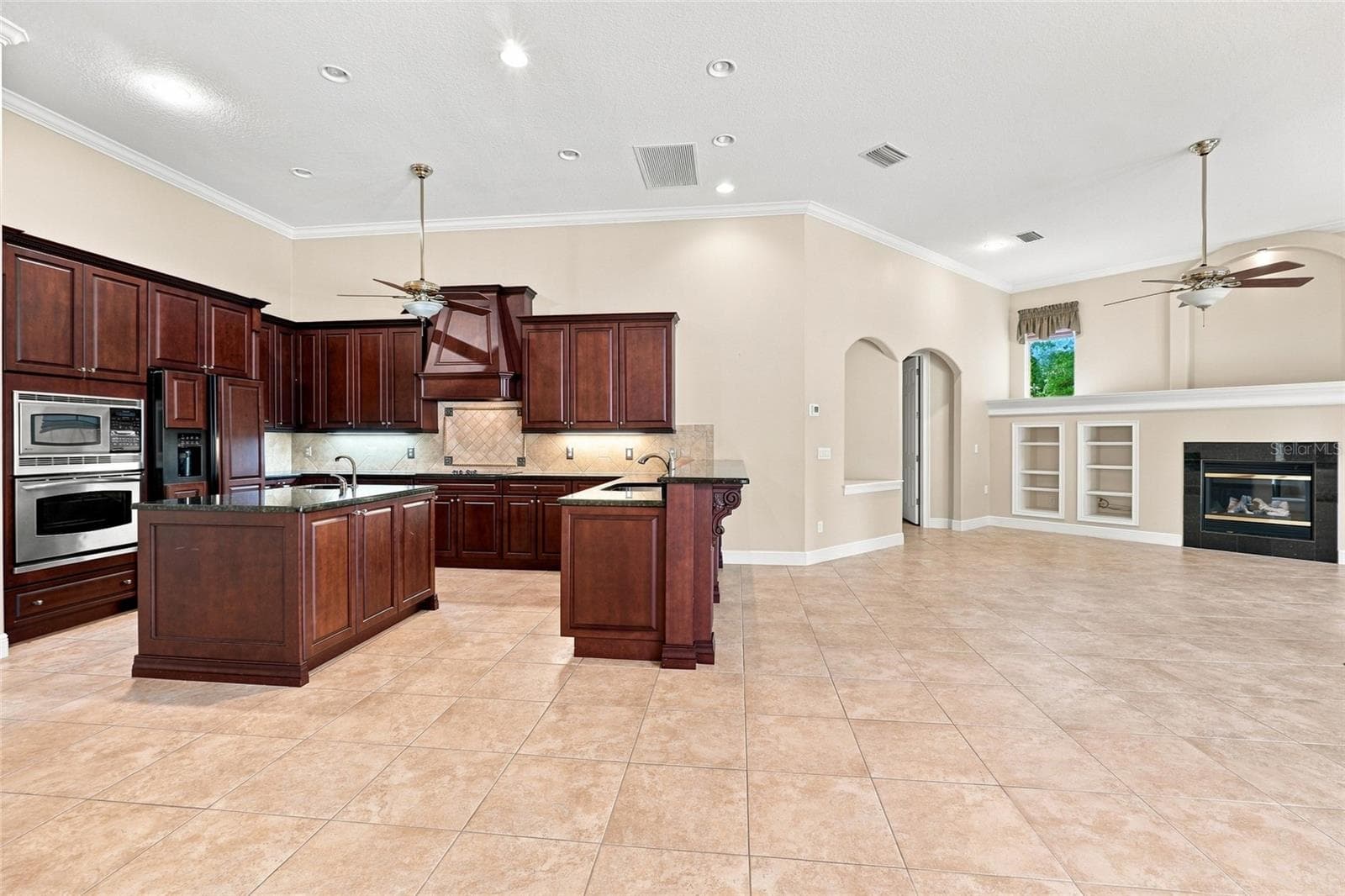 Kitchen-Family room view - 17535 COBBLESTONE LN, CLERMONT