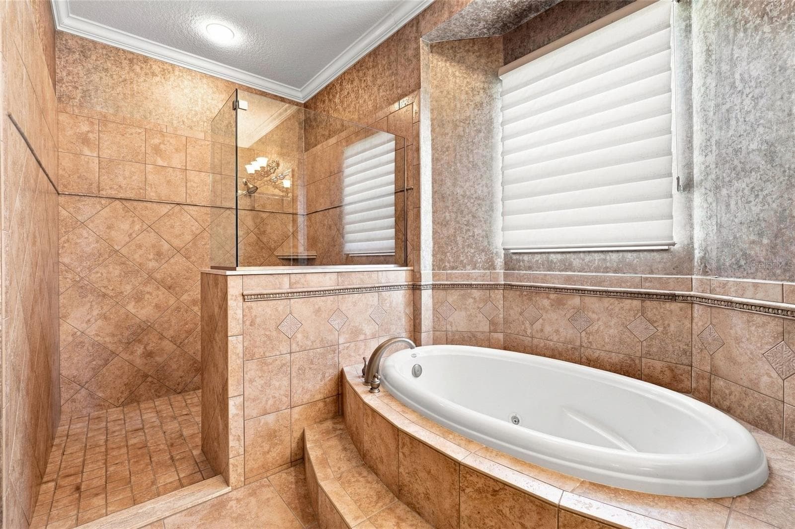 Primary Bath Jacuzzi tub and walk in shower - 17535 COBBLESTONE LN, CLERMONT