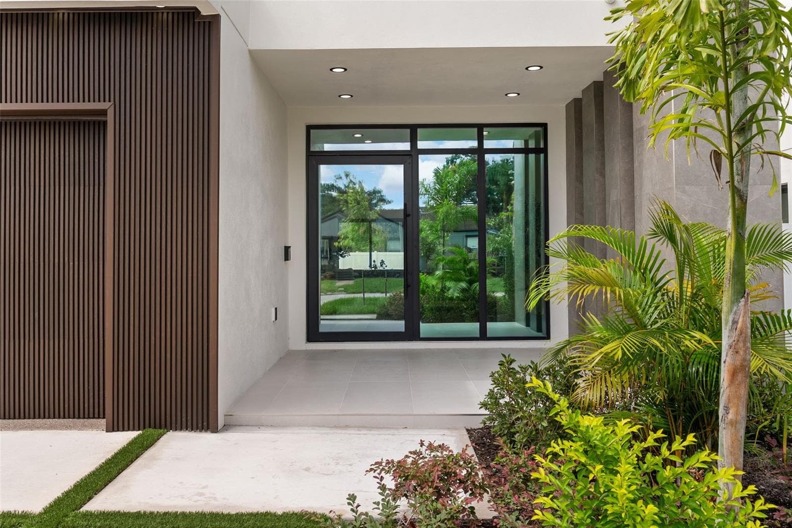 Single Family Residence at 1005 W BRADDOCK ST, TAMPA, photo 6 of 55