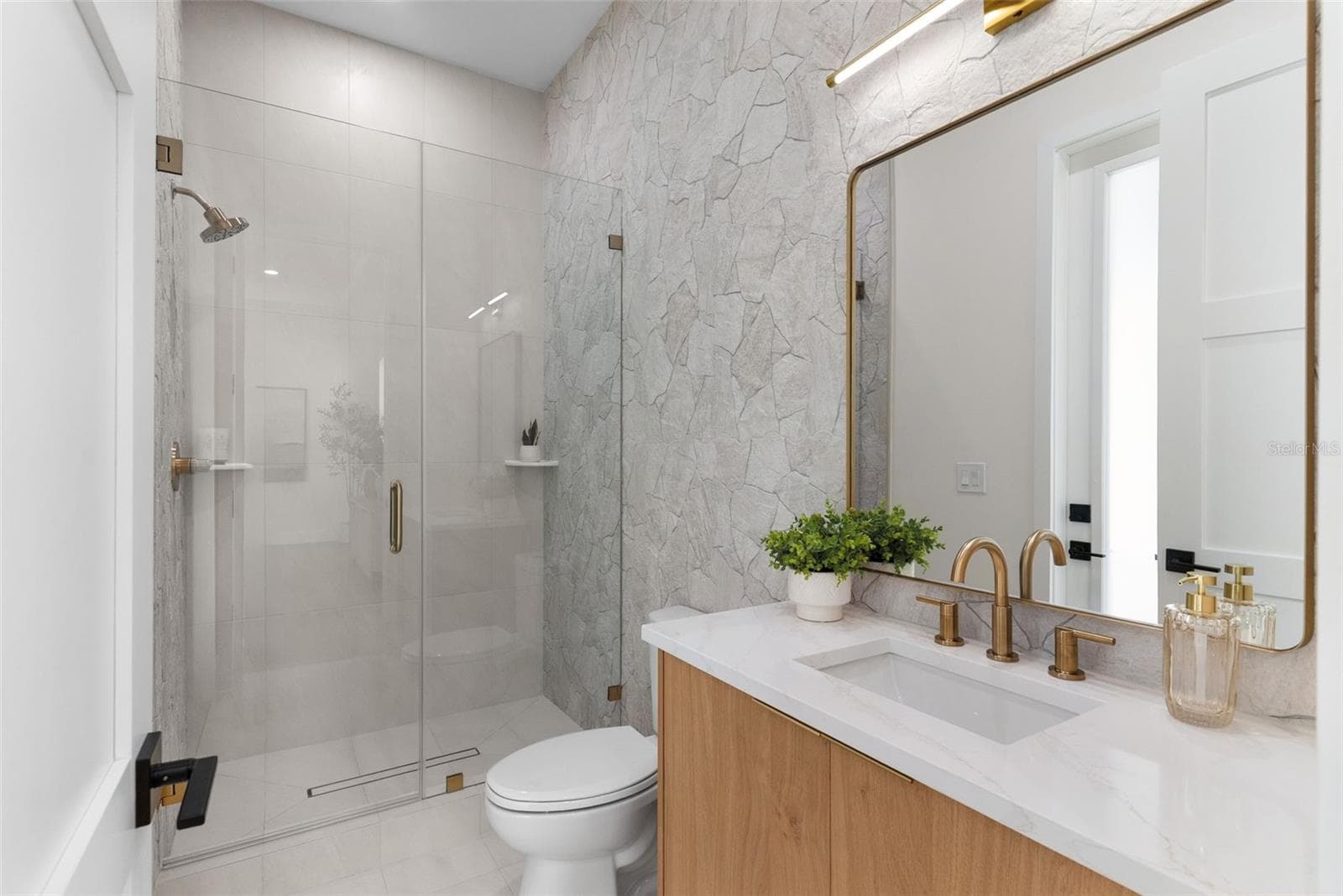pool bathroom - 1005 W BRADDOCK ST, TAMPA