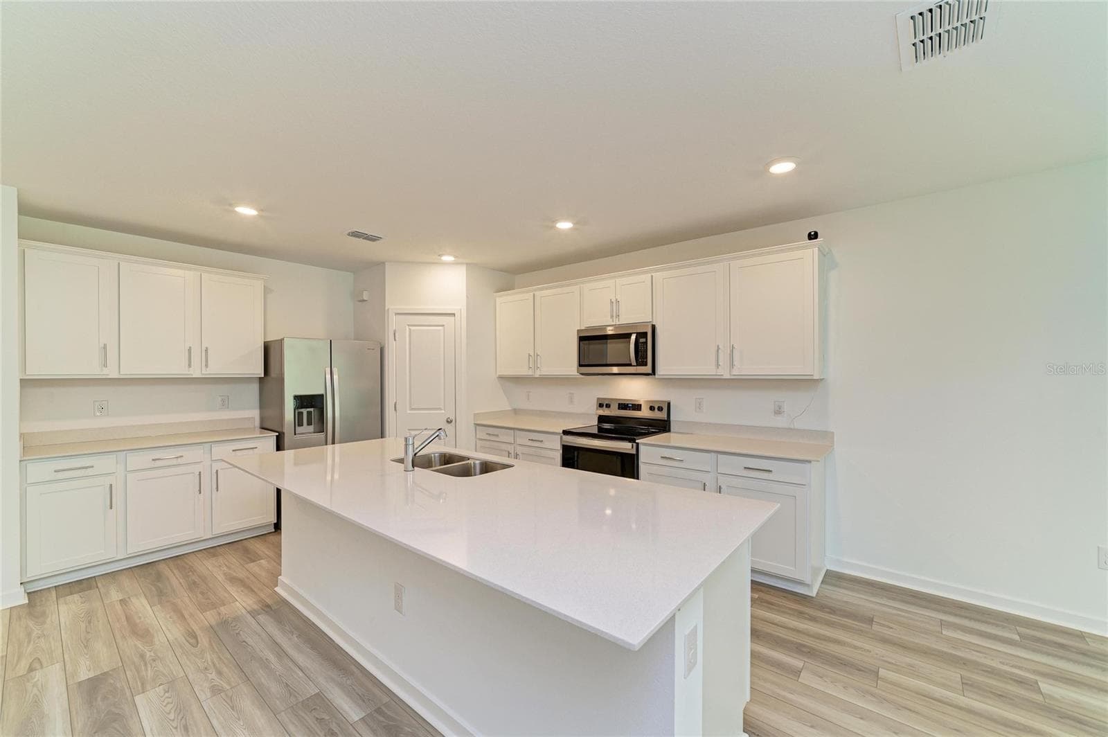 GOURMET KITCHEN; QUARTZ COUNTERS, WALK-IN PANTRY, UPGRADED CABINETRY, STAINLESS STEEL APPLIANCES - 12703 BLUE REFLECTION AVE, PARRISH