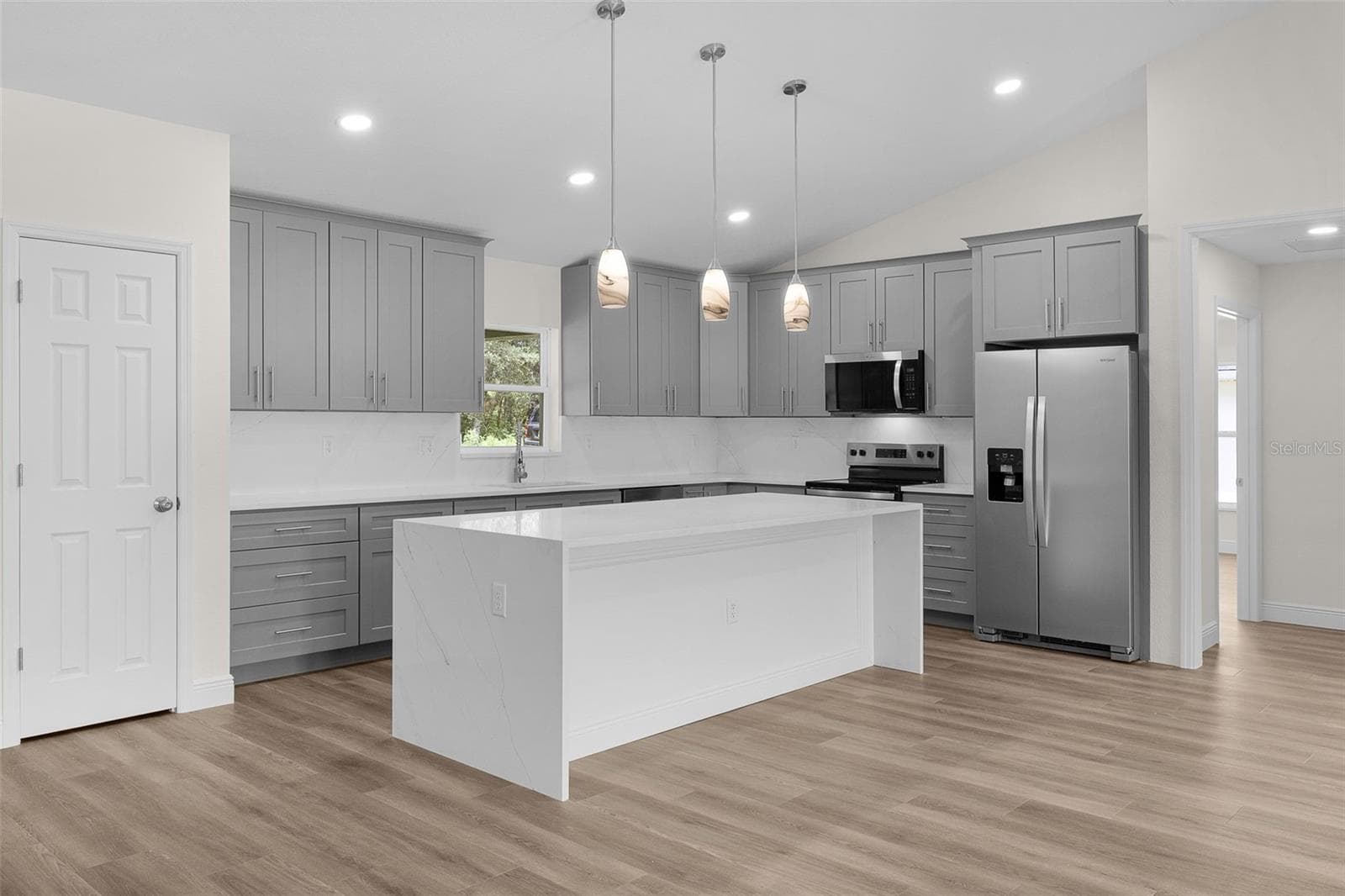 Quartz countertops with Island having the quartz "Waterfall" - 8277 SE 158TH ST, SUMMERFIELD