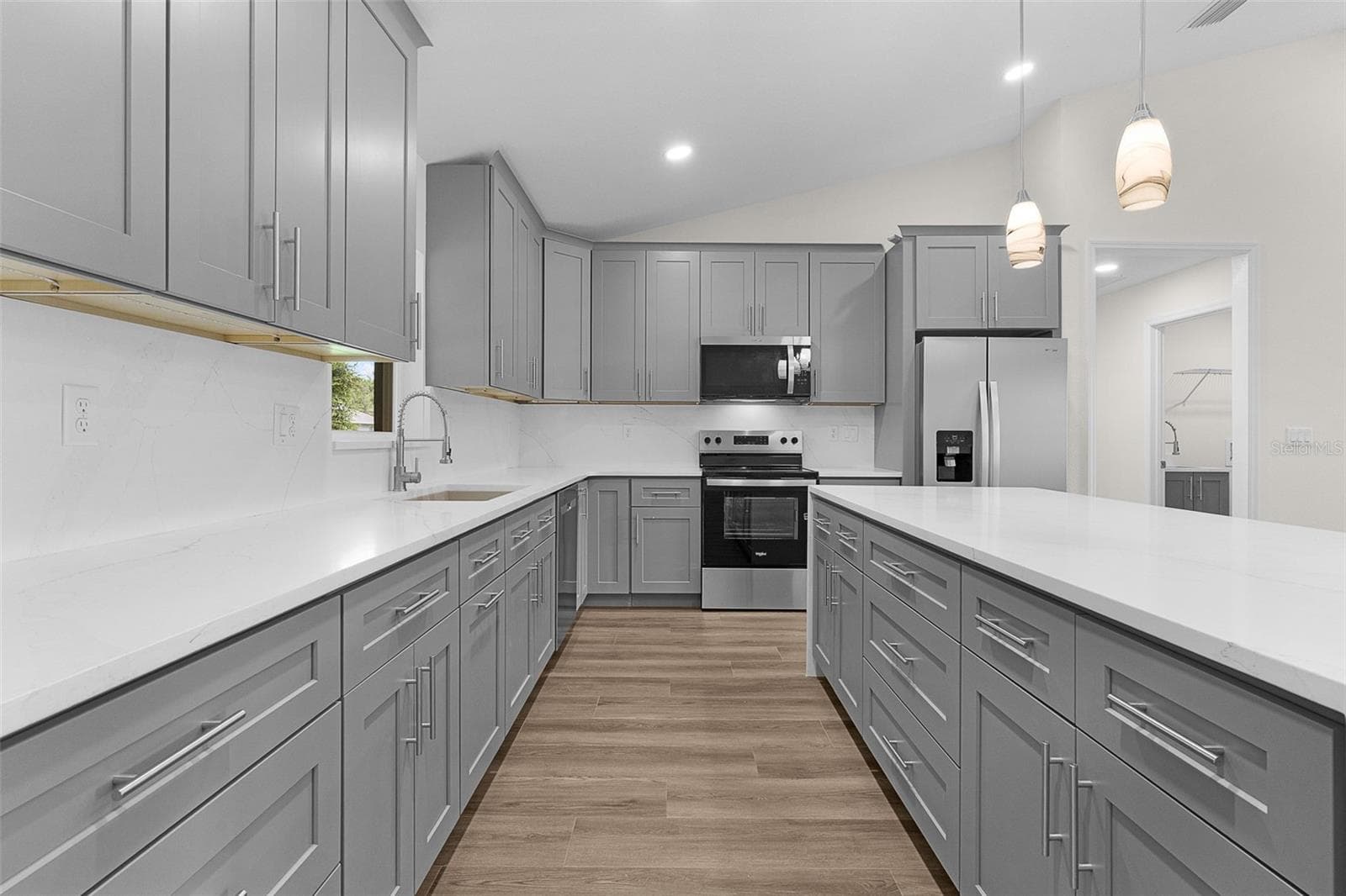 ROOM FOR EVERTHING! Stainless steel appliances - 8277 SE 158TH ST, SUMMERFIELD