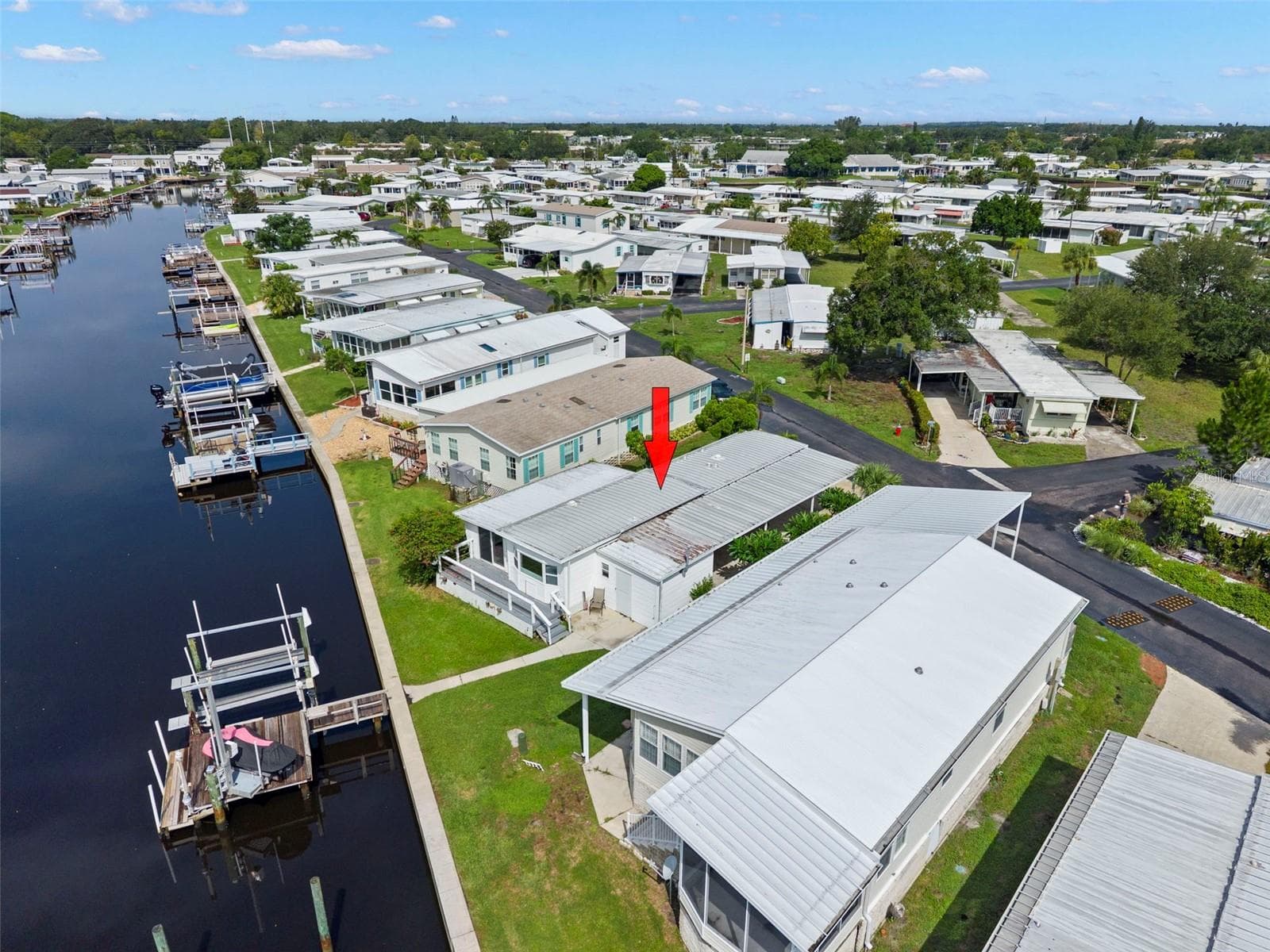 Water side with dock and 2 lifts - 436 MOUNT OAK AVE NE #747, ST PETERSBURG