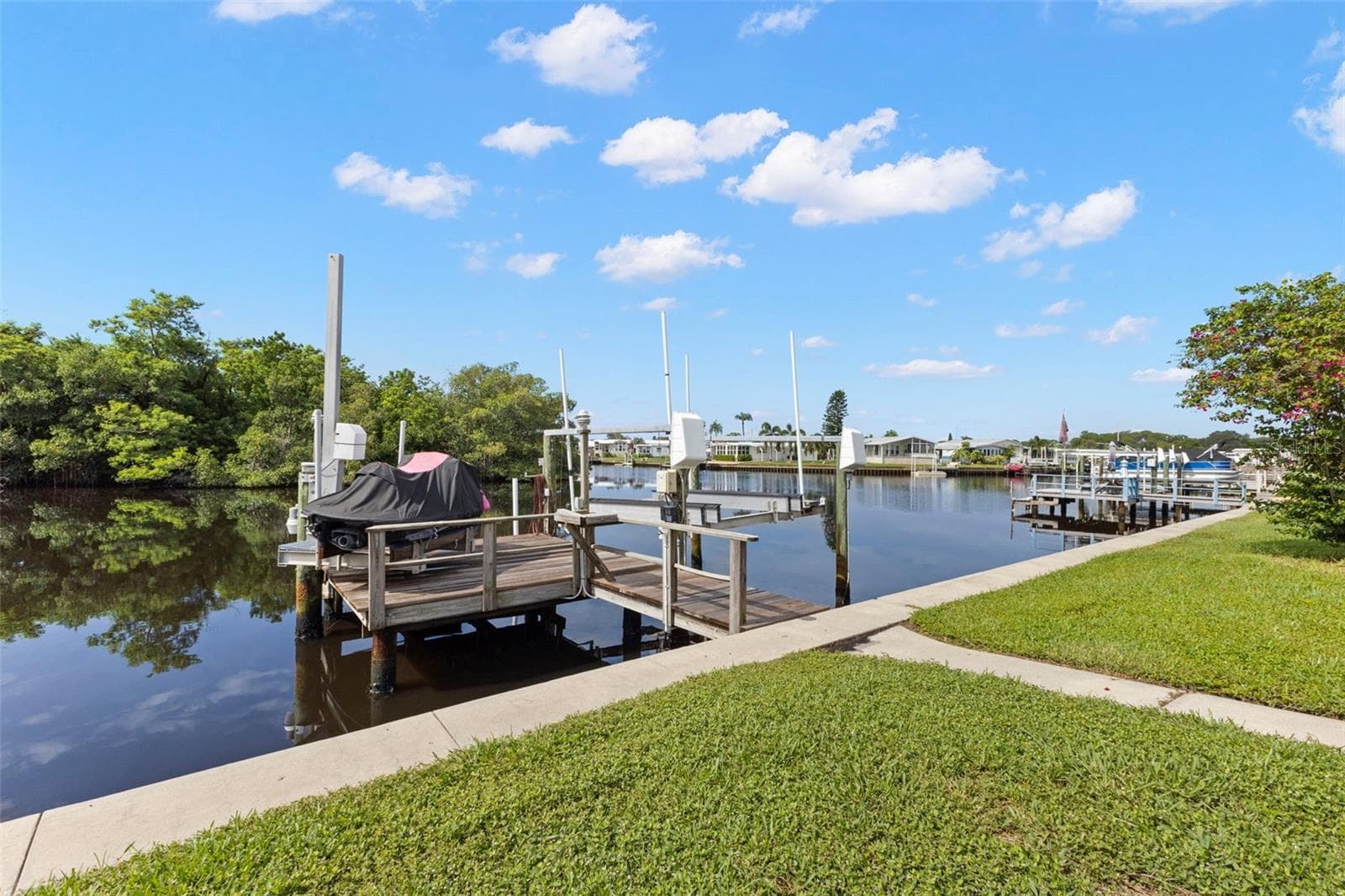 dock and two lifts - 436 MOUNT OAK AVE NE #747, ST PETERSBURG