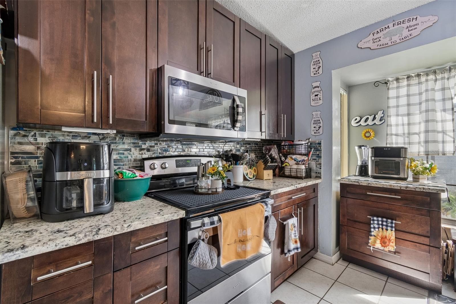 Single Family Residence at 10326 OUT ISLAND DR, TAMPA, photo 4 of 41