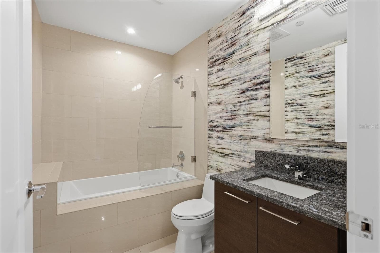 Bathroom 2 has tub/shower combo - 1155 N GULFSTREAM AVE #807, SARASOTA