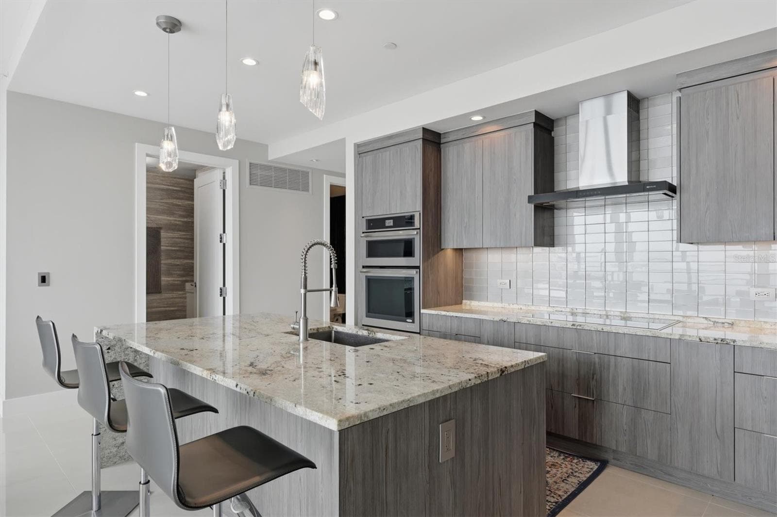An abundance of cabinets - 1155 N GULFSTREAM AVE #807, SARASOTA