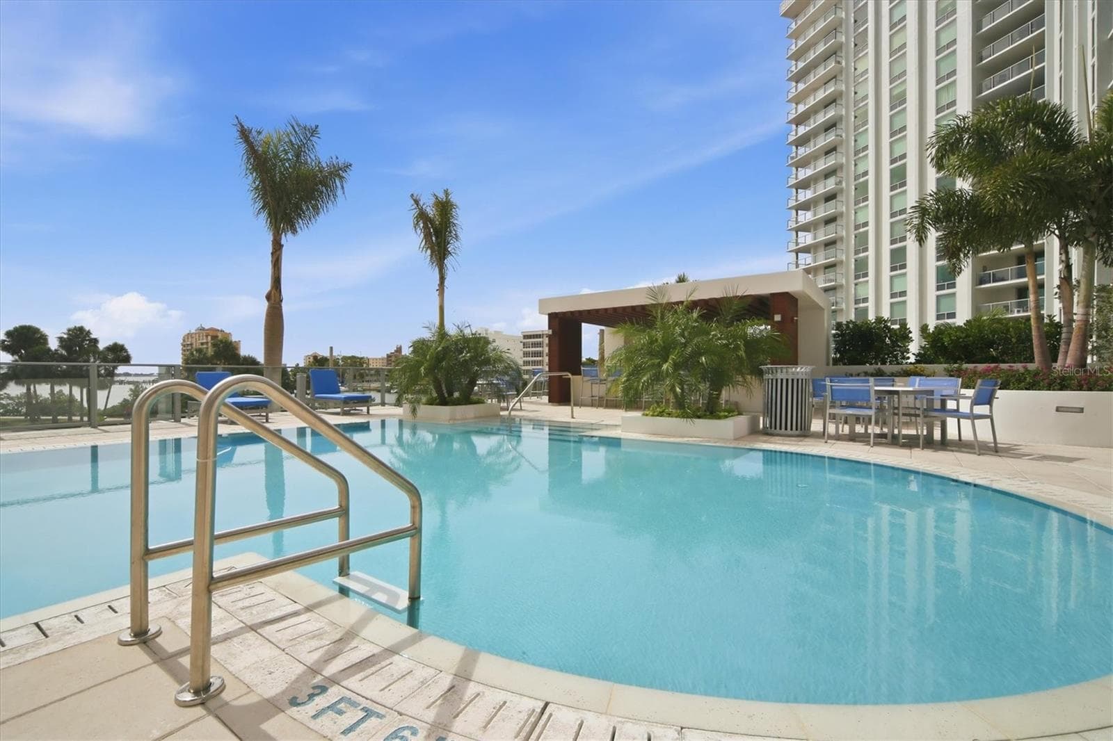 Sparkling saltwater pool - 1155 N GULFSTREAM AVE #807, SARASOTA