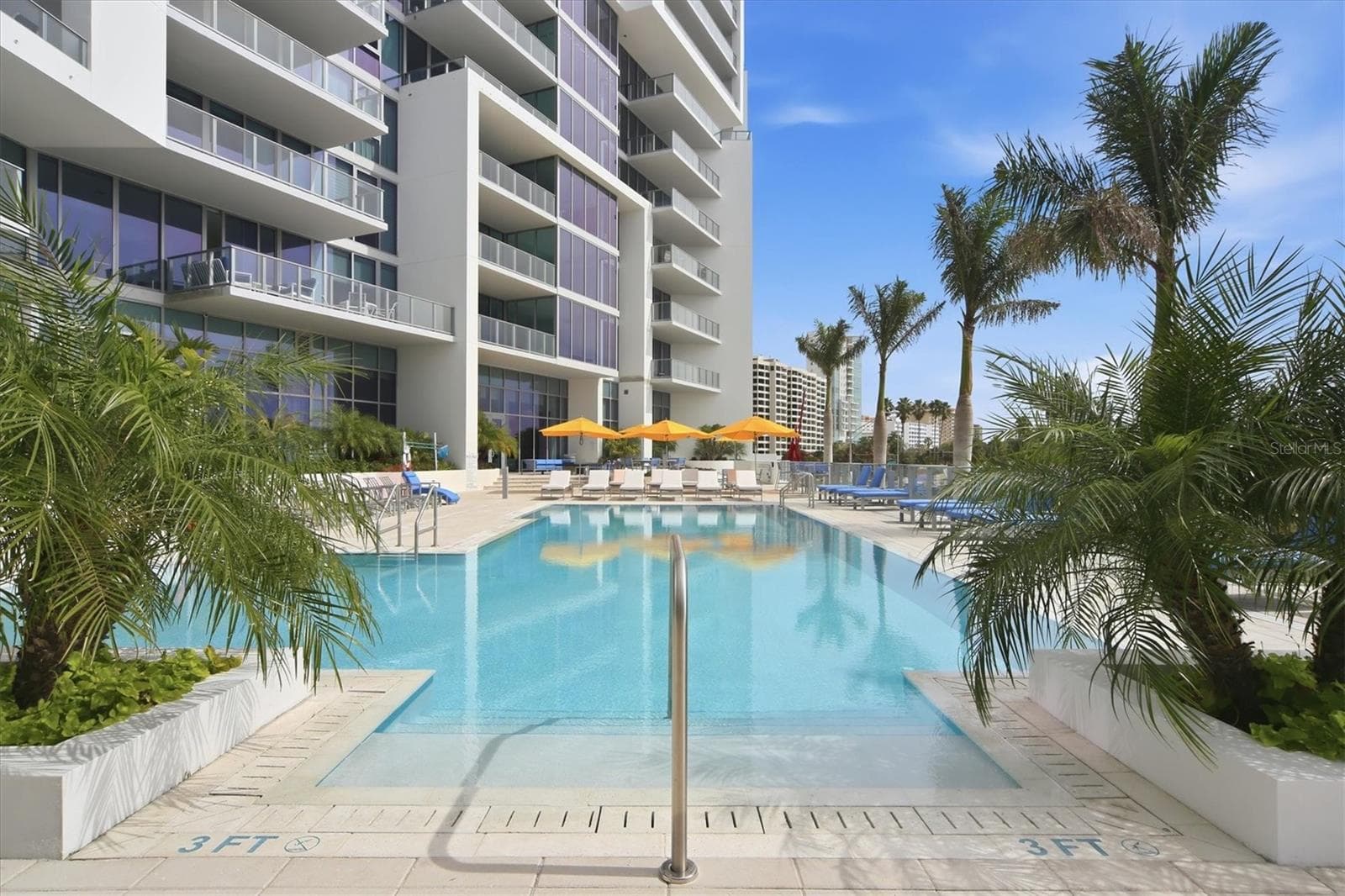 Beach entry pool - 1155 N GULFSTREAM AVE #807, SARASOTA