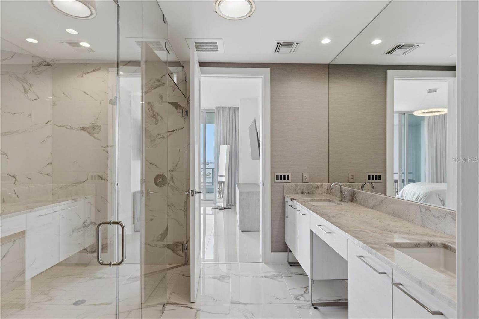 Double vanities, stone counters - 1155 N GULFSTREAM AVE #807, SARASOTA