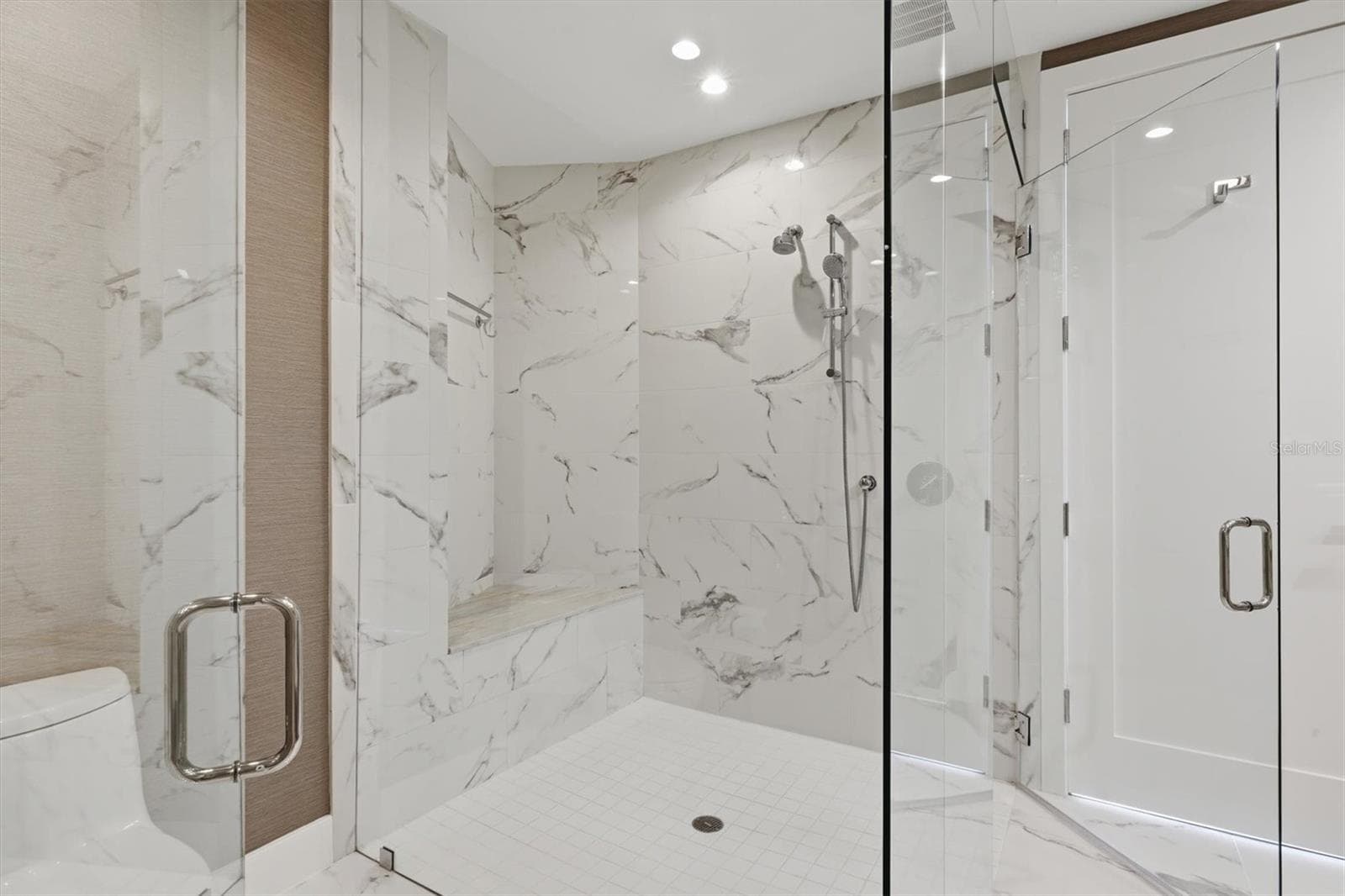 Full glass step-in shower - 1155 N GULFSTREAM AVE #807, SARASOTA