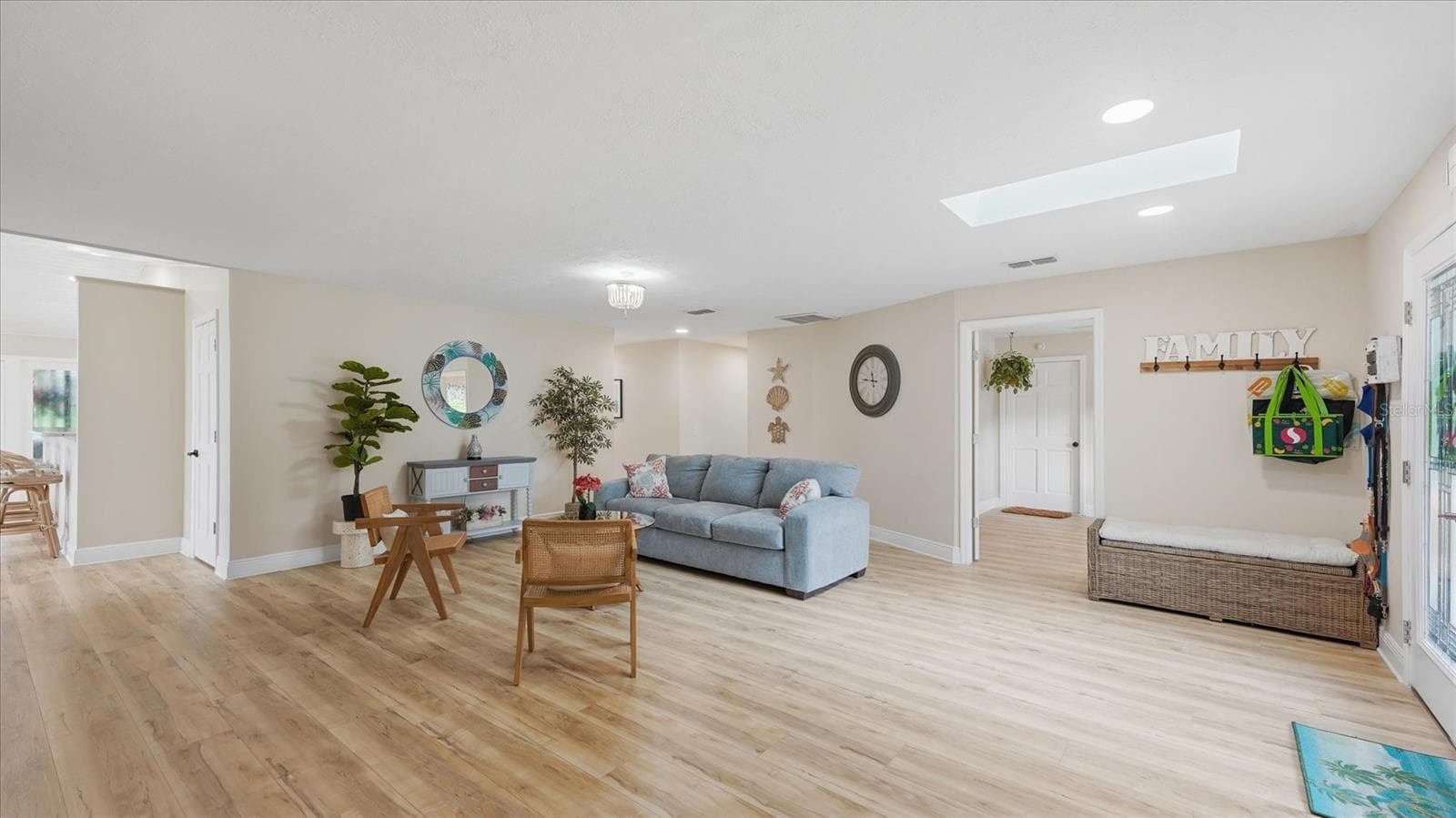 Open foyer leading into living room.  Office is to the right of front door - 15127 PENNINGTON RD, TAMPA