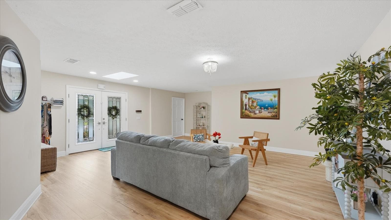 Living area with two bedrooms/1 bath to the left of the front door - 15127 PENNINGTON RD, TAMPA