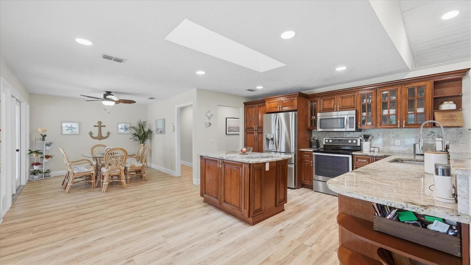 Centrally located kitchen with spacious dining area - 15127 PENNINGTON RD, TAMPA