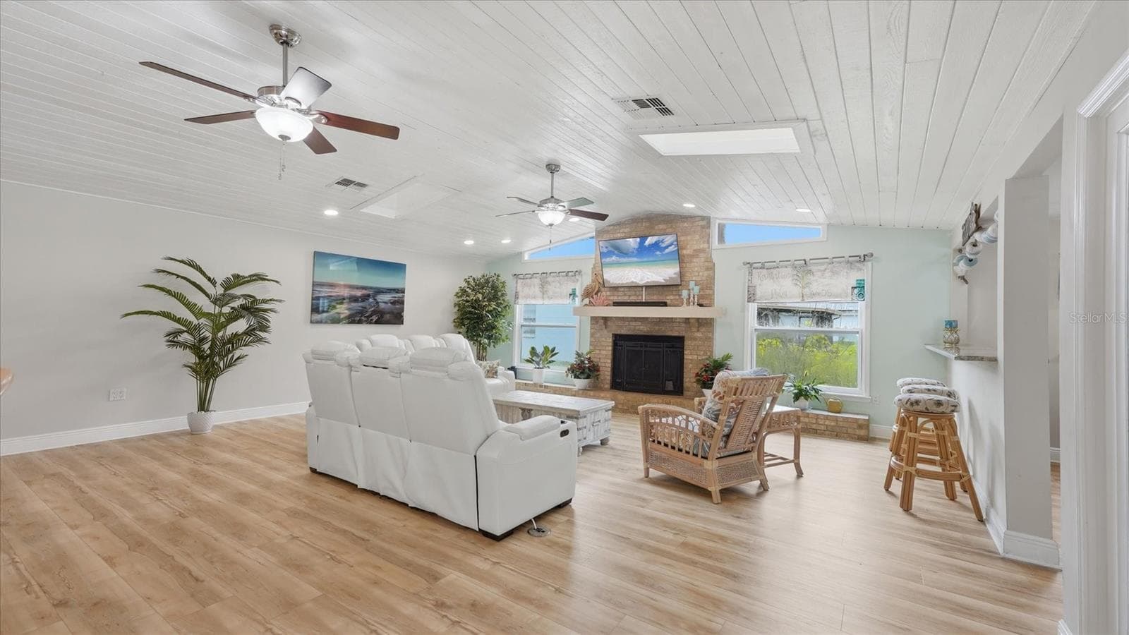 Plenty of room for a large sectional and more - 15127 PENNINGTON RD, TAMPA