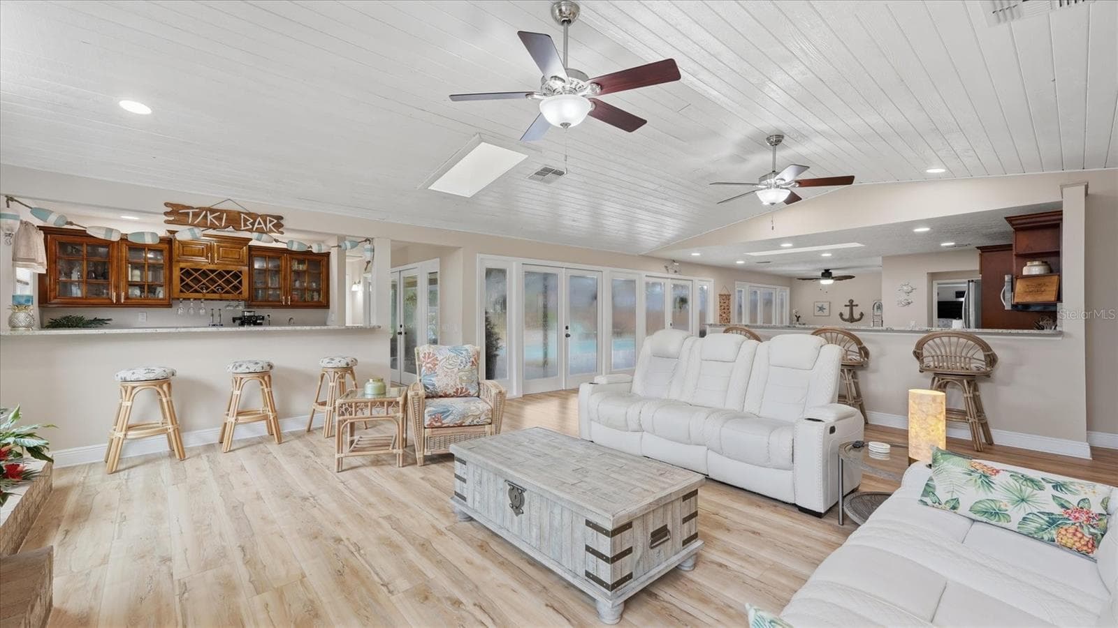 Family room boasts an impressive bar with seating that is great for entertaining - 15127 PENNINGTON RD, TAMPA