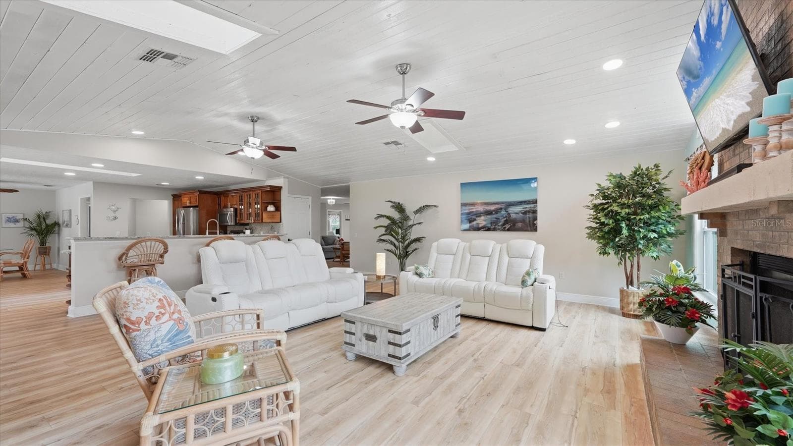 Light and bright! - 15127 PENNINGTON RD, TAMPA
