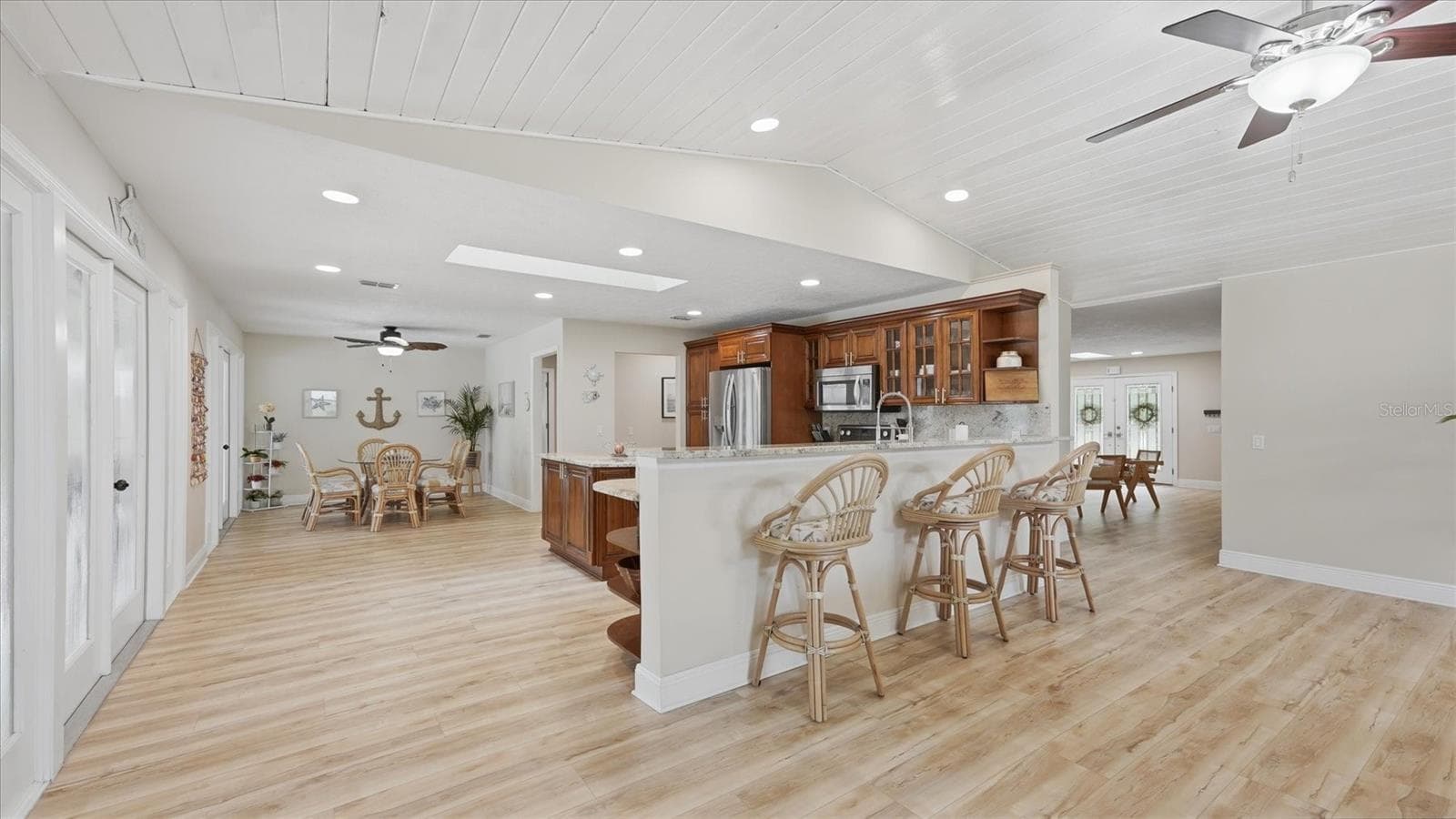 Spacious open kitchen with dining area and bar seating - 15127 PENNINGTON RD, TAMPA