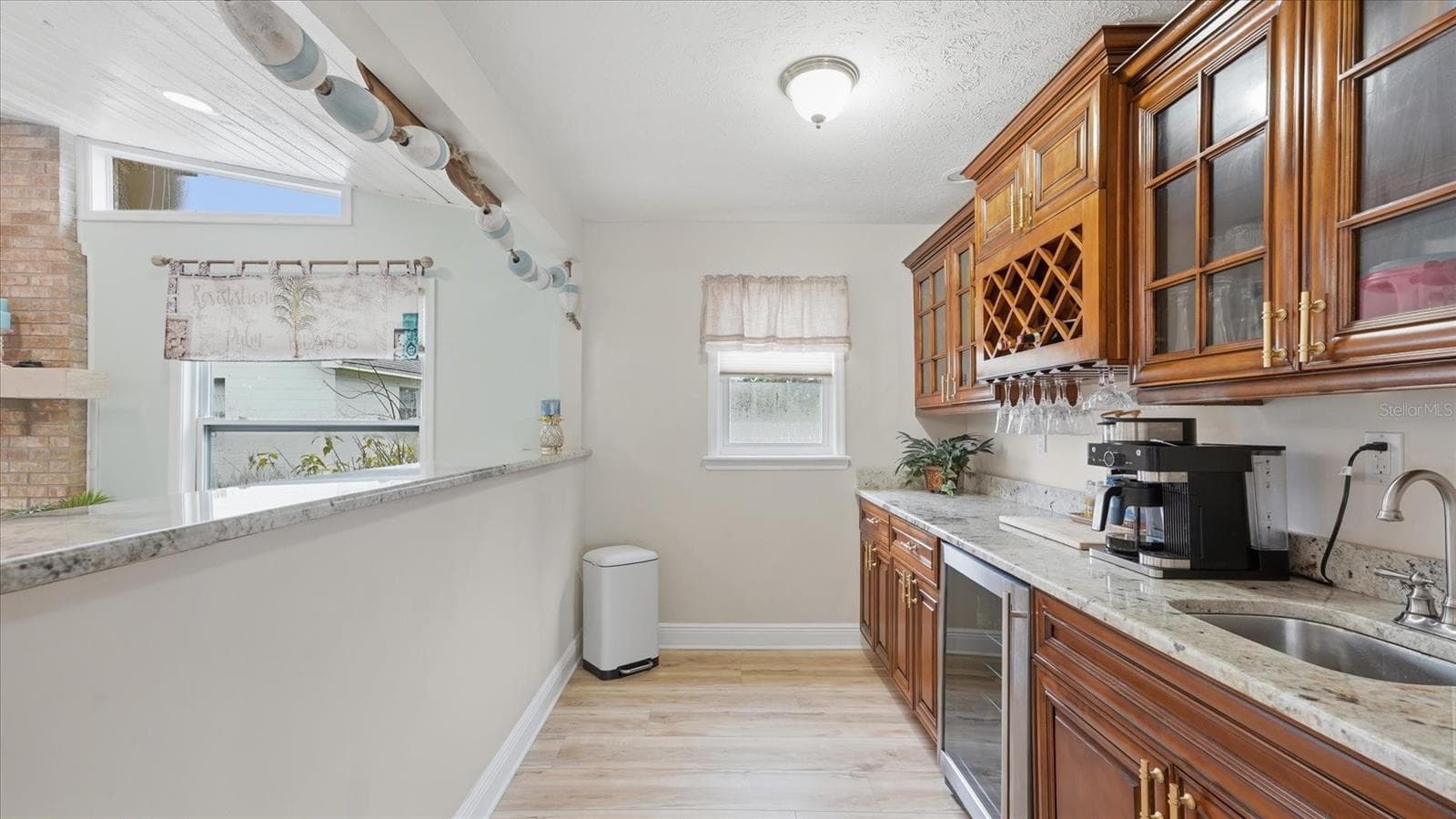 Beautiful wet bar area is ideal for cocktails, wine, coffee and more! - 15127 PENNINGTON RD, TAMPA