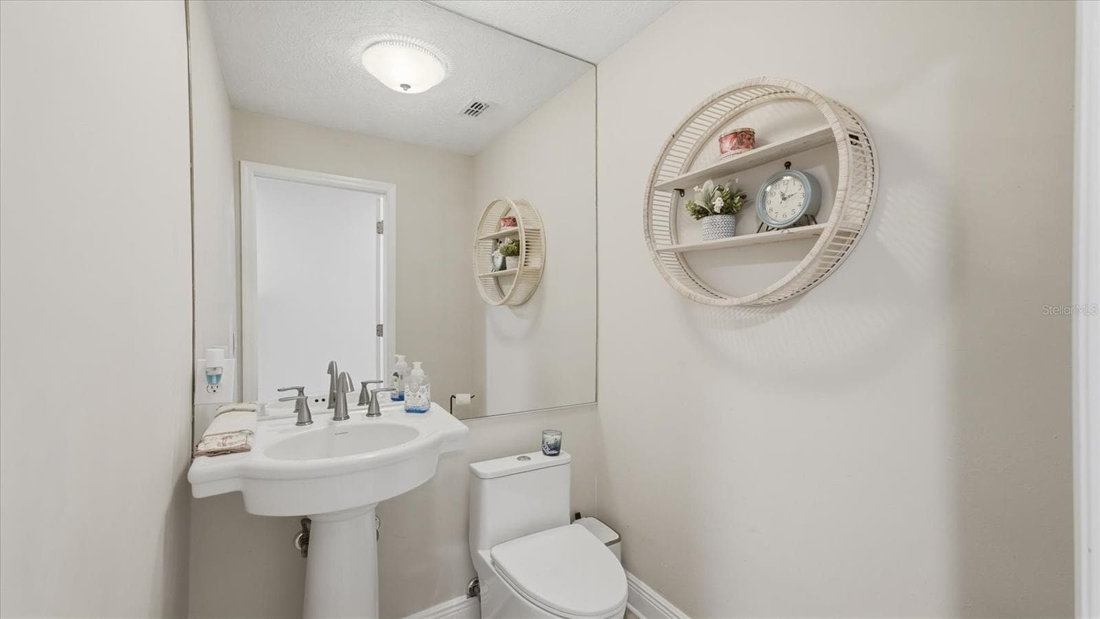 Powder bathroom for guests - 15127 PENNINGTON RD, TAMPA