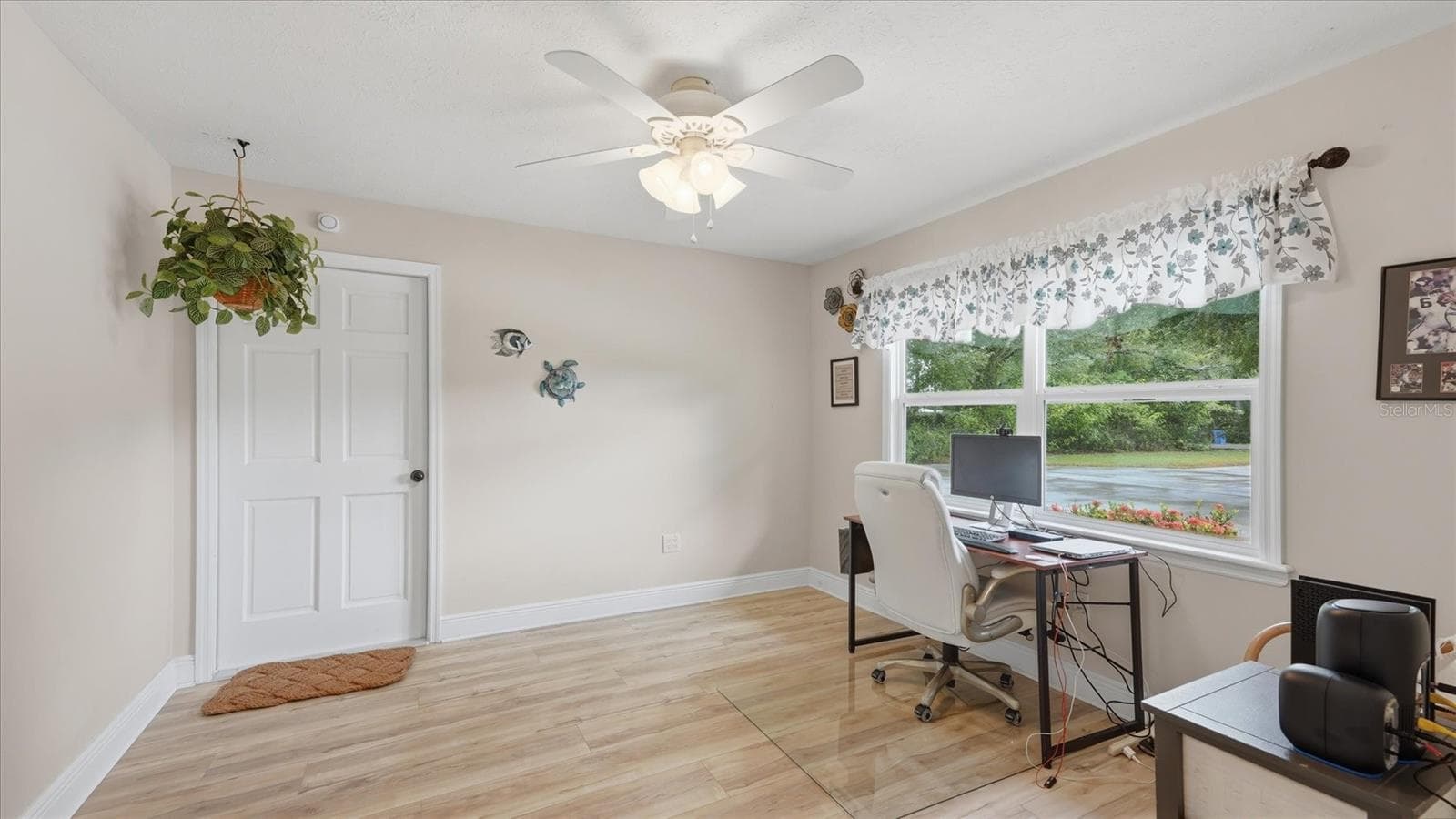 Office or den, fitness, playroom...whatever you choose!  Door leads out to garage - 15127 PENNINGTON RD, TAMPA