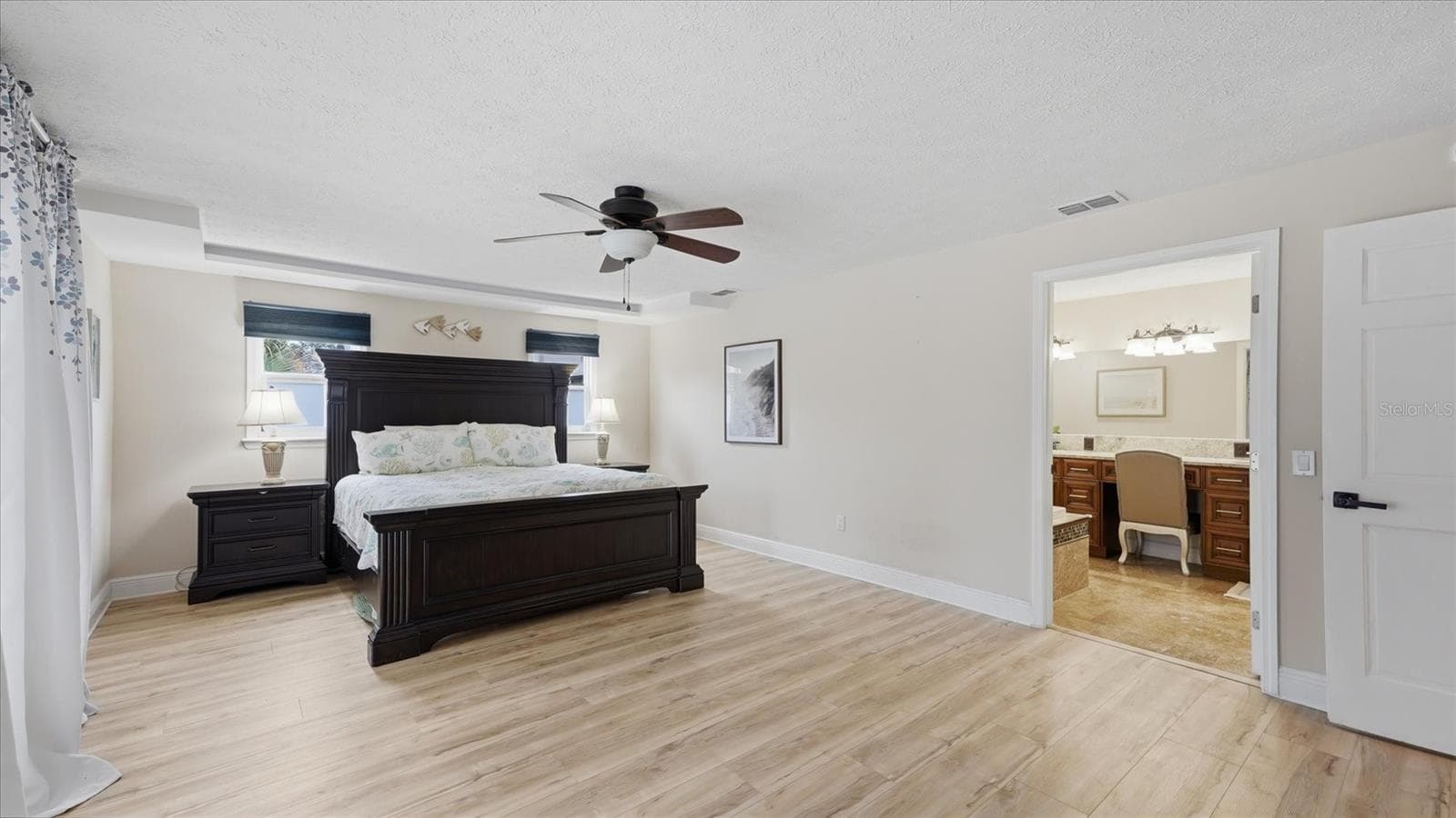 Ensuite bathroom features travertine floors and a spa like setting - 15127 PENNINGTON RD, TAMPA