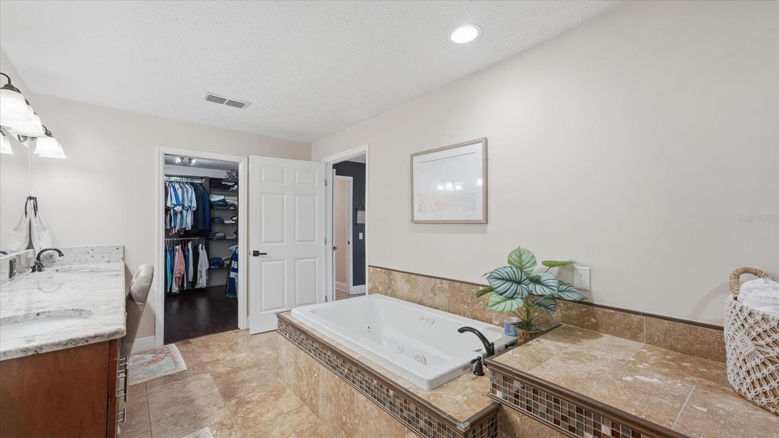 Soak in the jetted tub after a long day! Roomy walk-in closet features built-in custom closet system - 15127 PENNINGTON RD, TAMPA