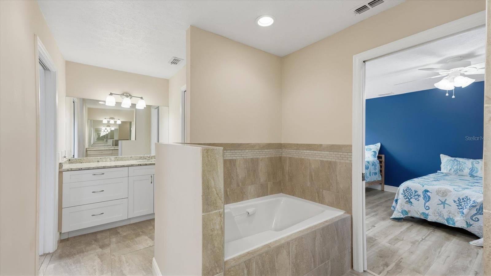 The shared ensuite bath offers a soaking tub - 15127 PENNINGTON RD, TAMPA