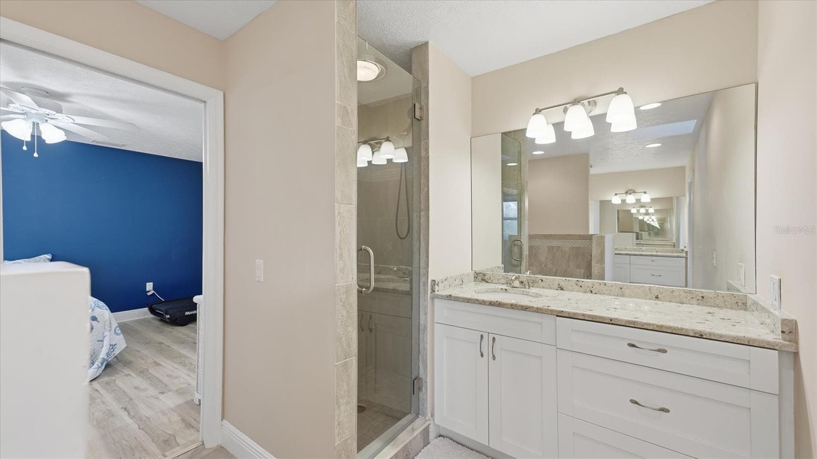 Second vanity for bedroom 3 and a walk in shower - 15127 PENNINGTON RD, TAMPA