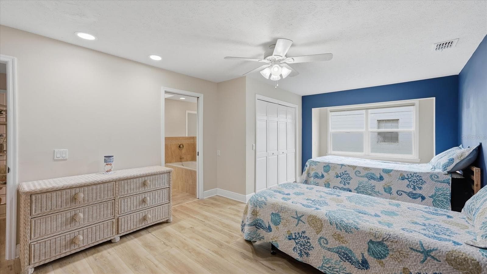 Bedroom 3 has pocket door to ensuite bath - 15127 PENNINGTON RD, TAMPA