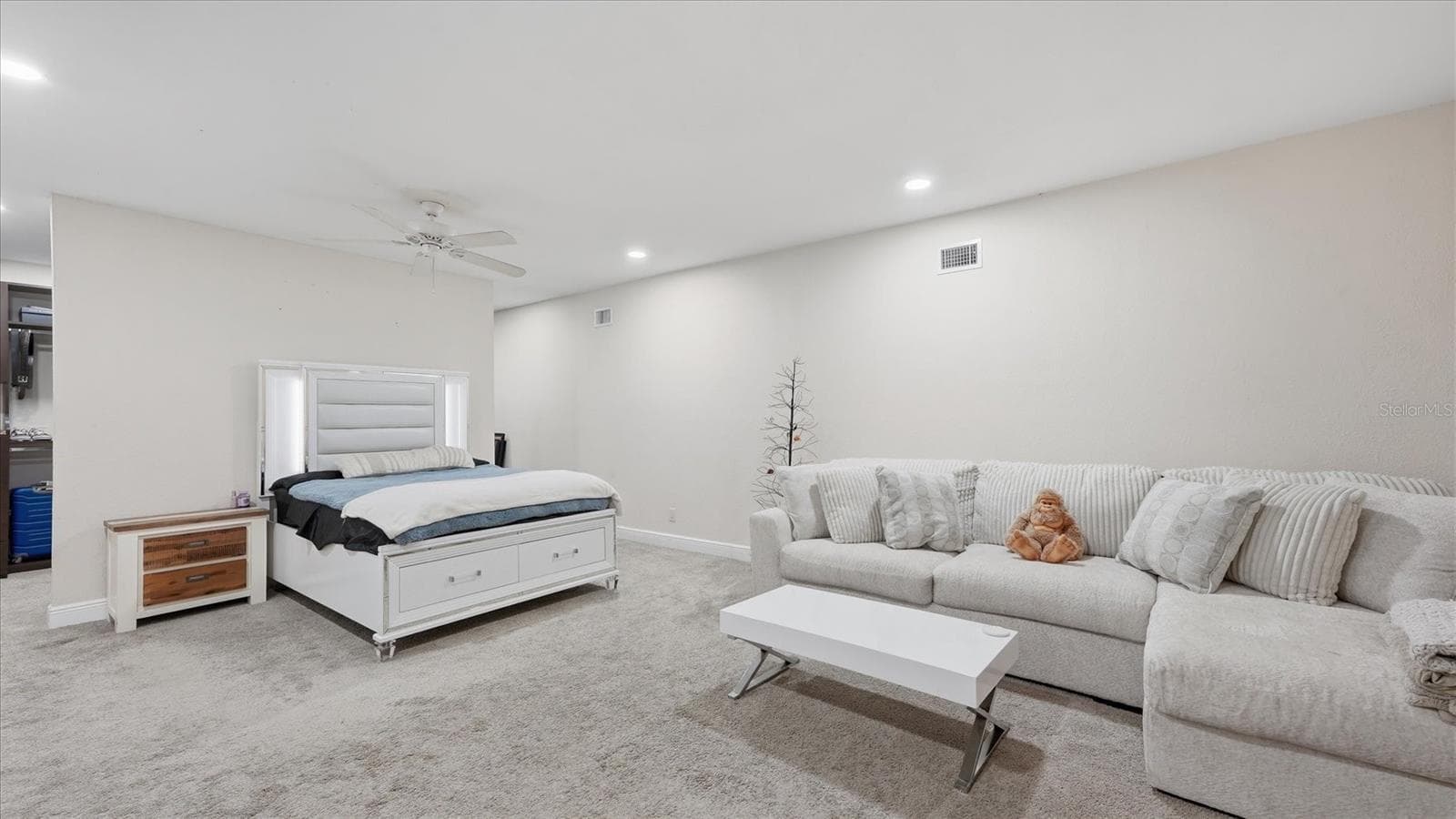 Upstairs suite boasts plenty of space for a sitting area - 15127 PENNINGTON RD, TAMPA
