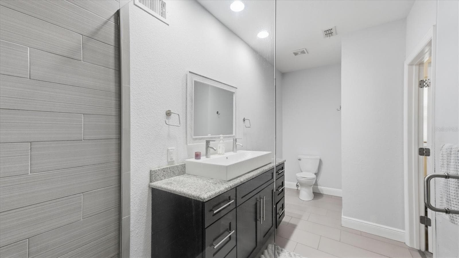 Ensuite bath has a large trough sink with dual faucets - 15127 PENNINGTON RD, TAMPA