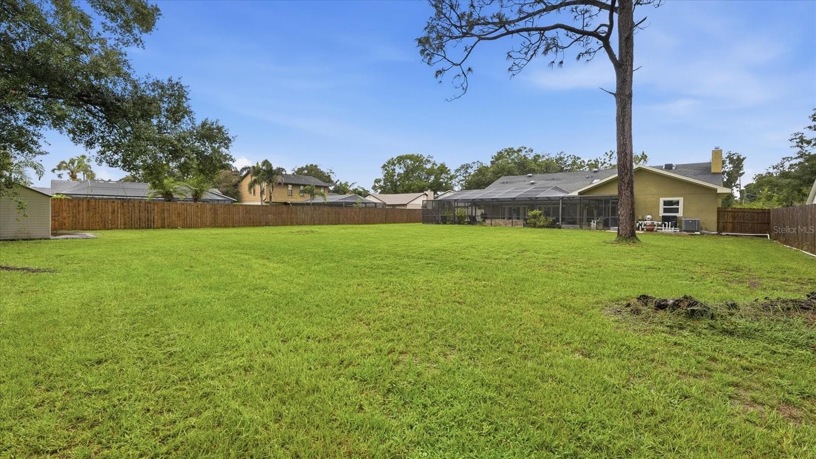 Fully fenced backyard provides plenty of room to run and play - 15127 PENNINGTON RD, TAMPA