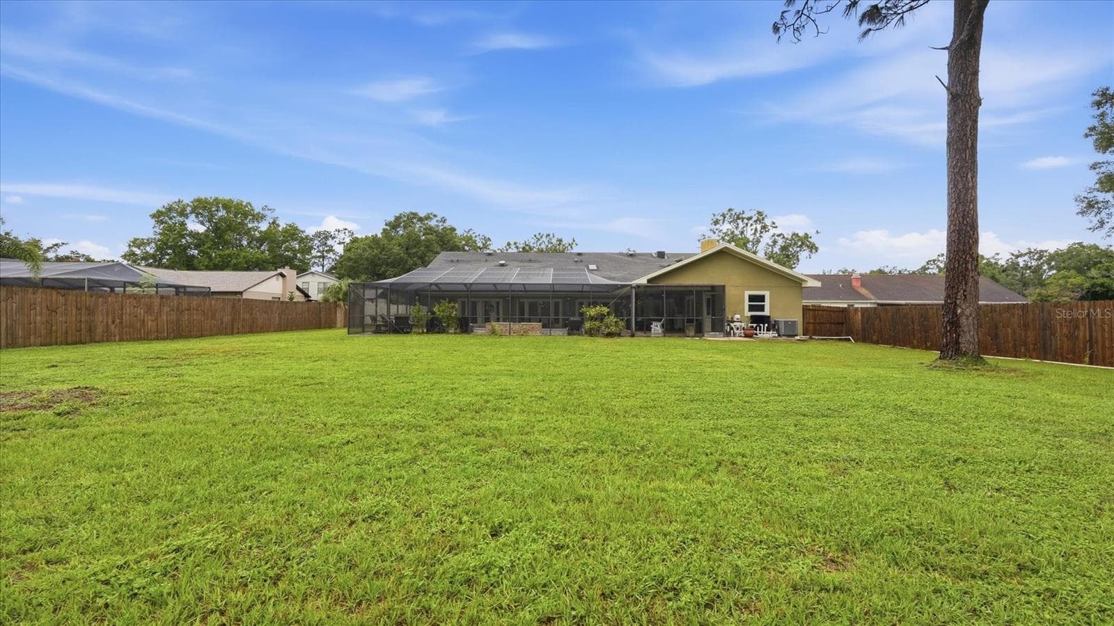 What would you do with all this space? - 15127 PENNINGTON RD, TAMPA