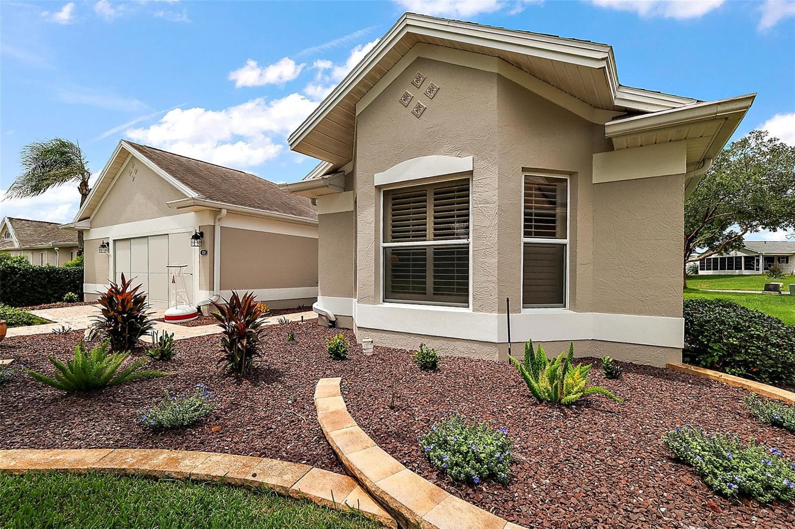 Lovely landscaping surrounding the home. - 1218 CAMERO DR, LADY LAKE