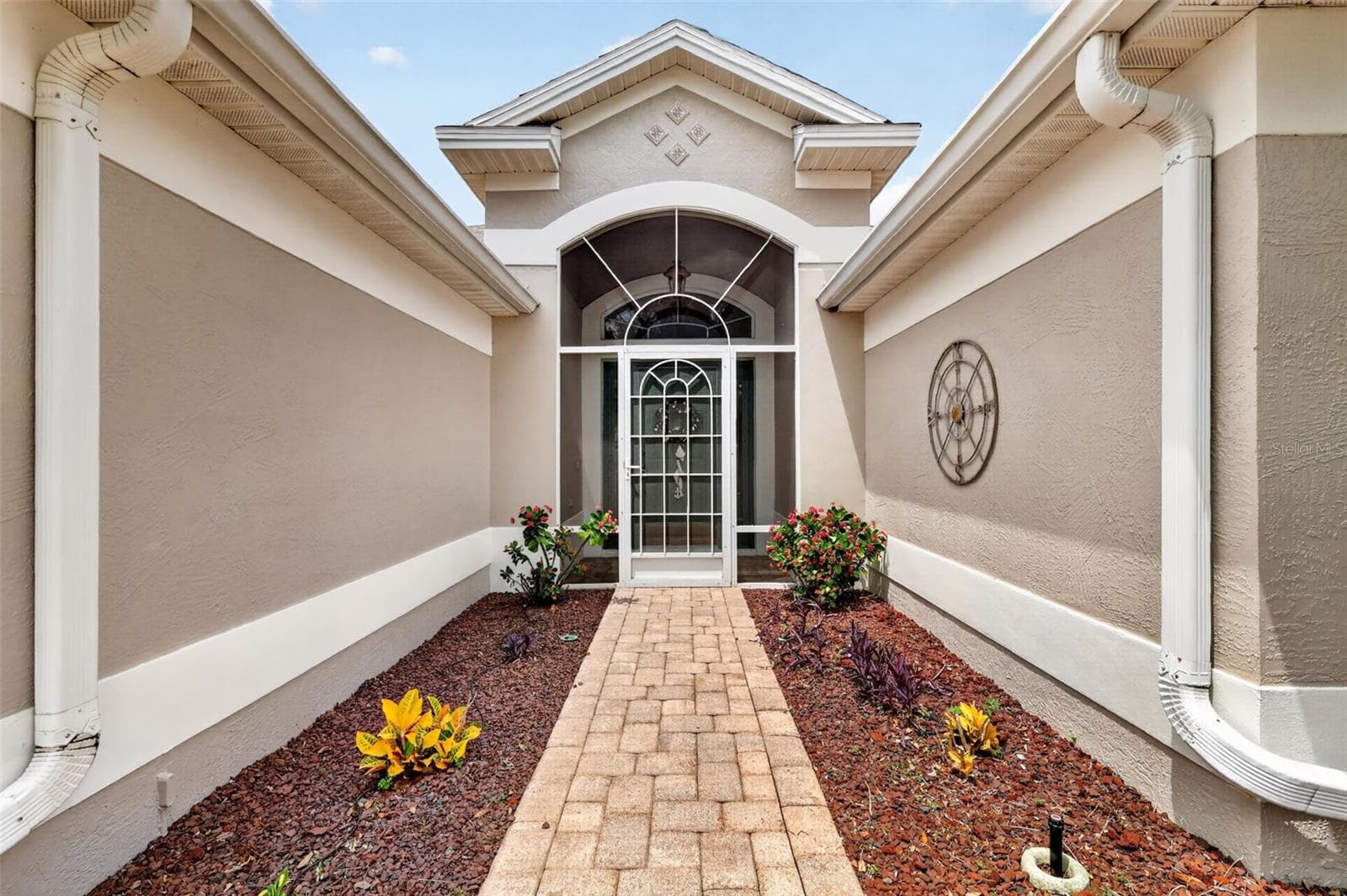 Paver walk leads to the screened in entrance. - 1218 CAMERO DR, LADY LAKE