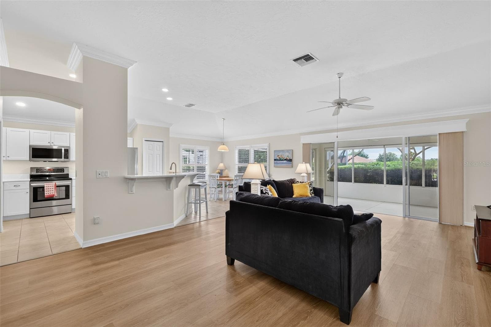 Spacious front room - 1218 CAMERO DR, LADY LAKE