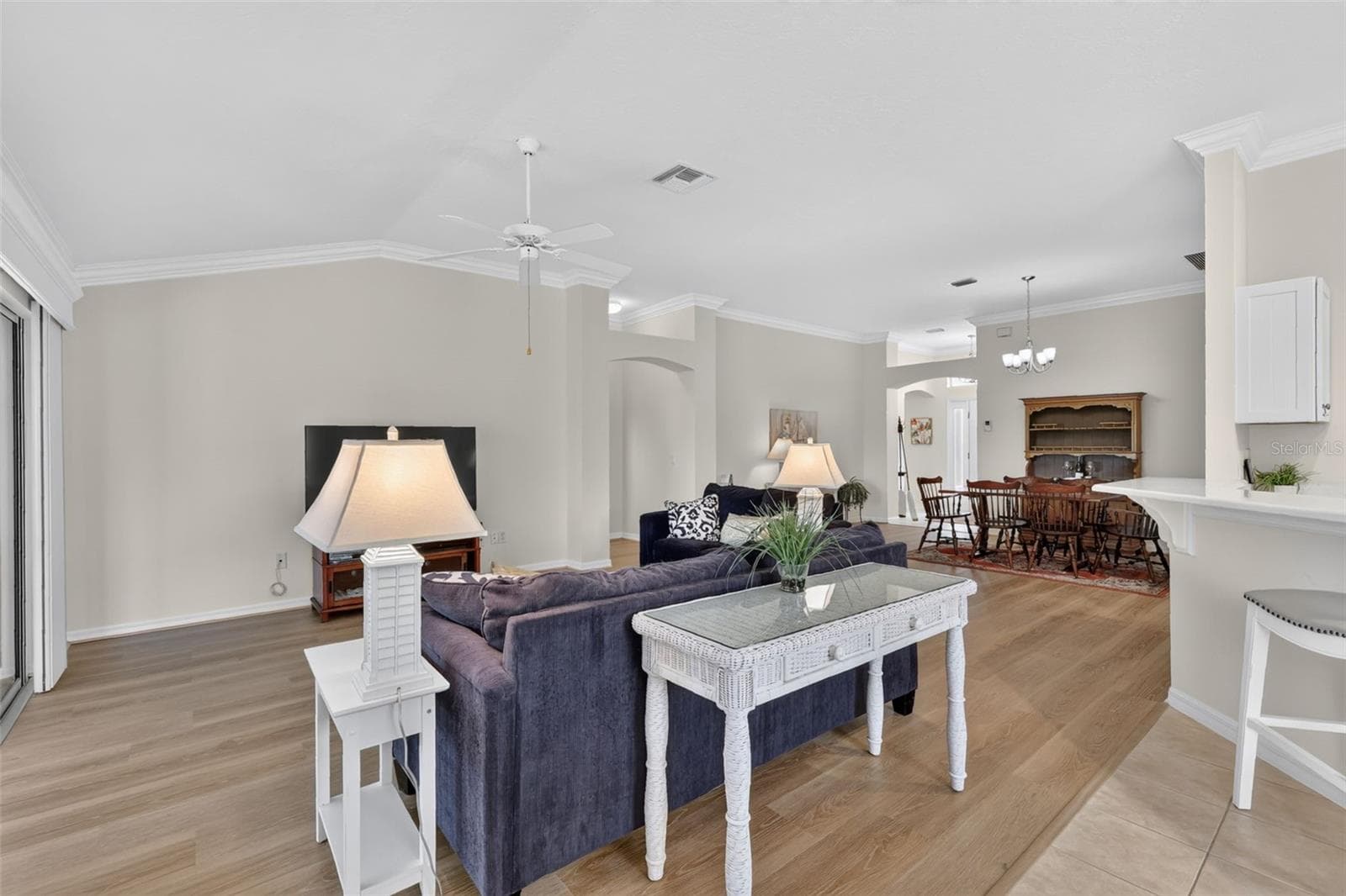 Crown molding adds a touch of elegance - 1218 CAMERO DR, LADY LAKE