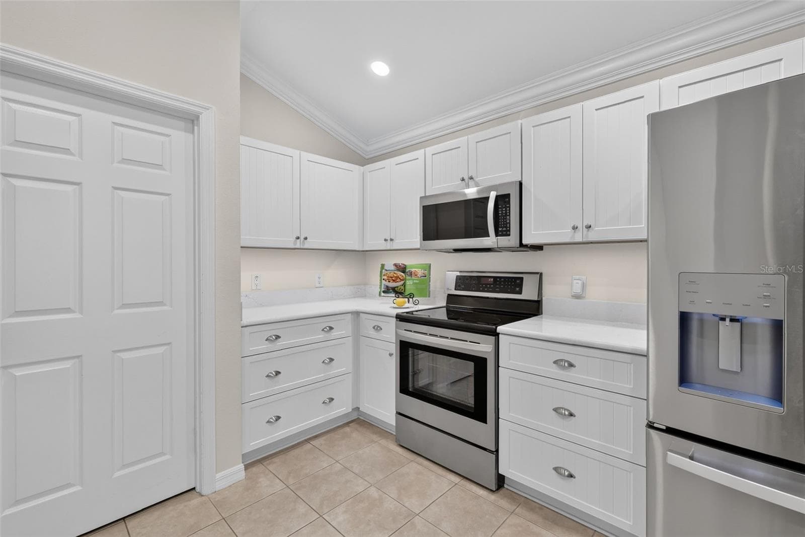Quartz Counters! - 1218 CAMERO DR, LADY LAKE