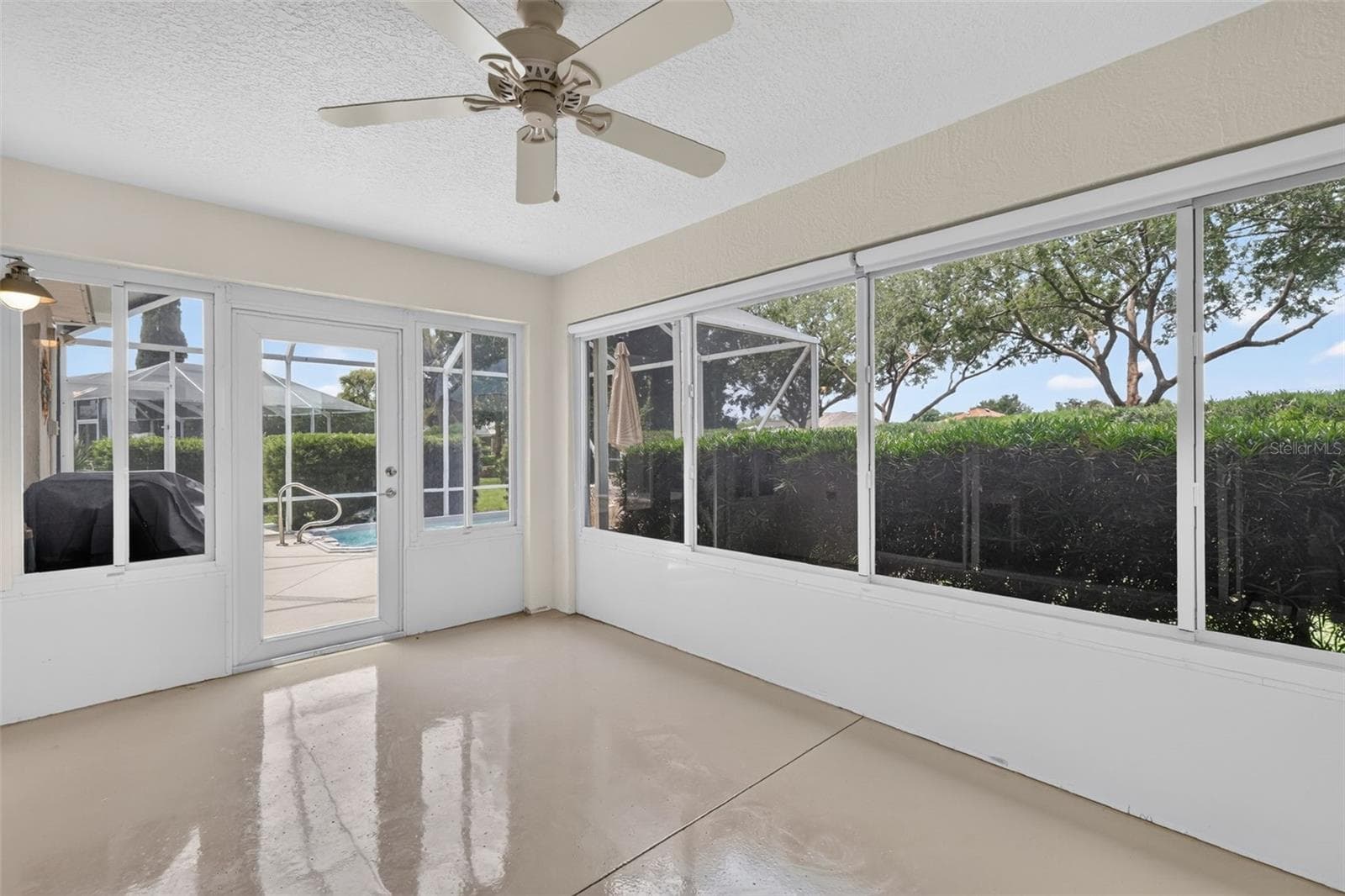 Spacious enclosed lanai under heat and air - 1218 CAMERO DR, LADY LAKE