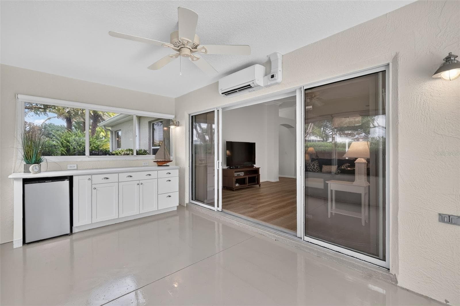 Built in dry bar, perfect for entertaining - 1218 CAMERO DR, LADY LAKE