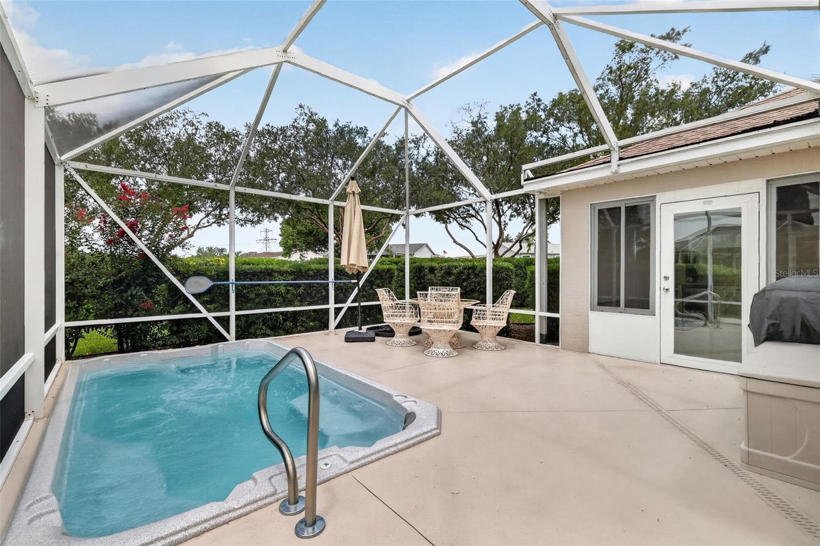 Sparkling Swim Spa - 1218 CAMERO DR, LADY LAKE