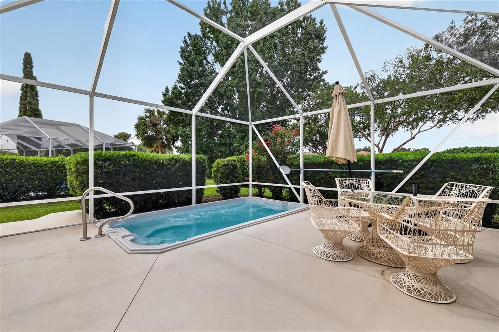 Birdcaged pool area with plenty of seating - 1218 CAMERO DR, LADY LAKE