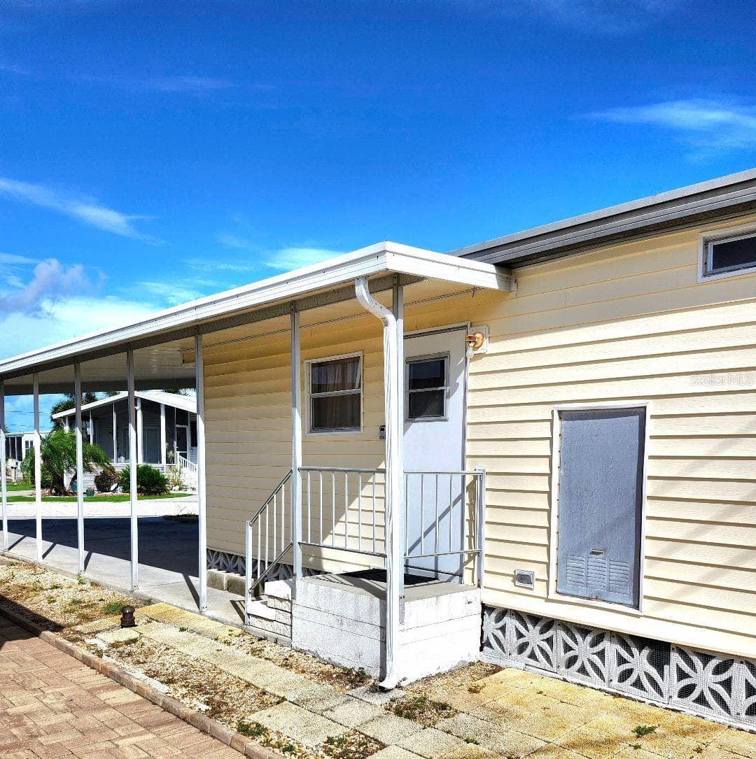 Manufactured Home at 6509 OREGON ST, BRADENTON, photo 4 of 57