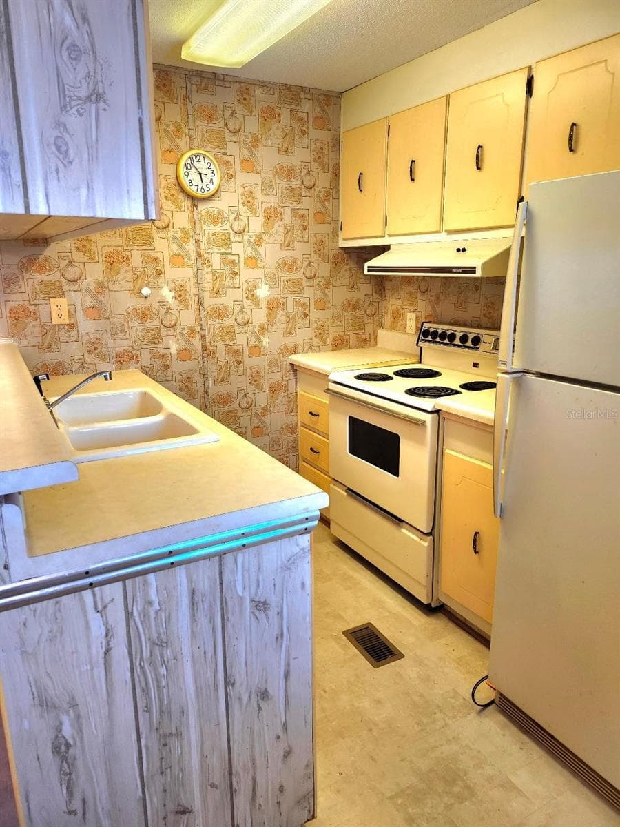 Manufactured Home at 6509 OREGON ST, BRADENTON, photo 17 of 57
